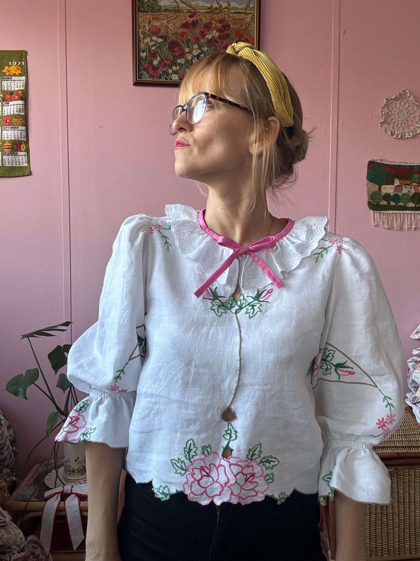 Linen blouse with roses embroidery