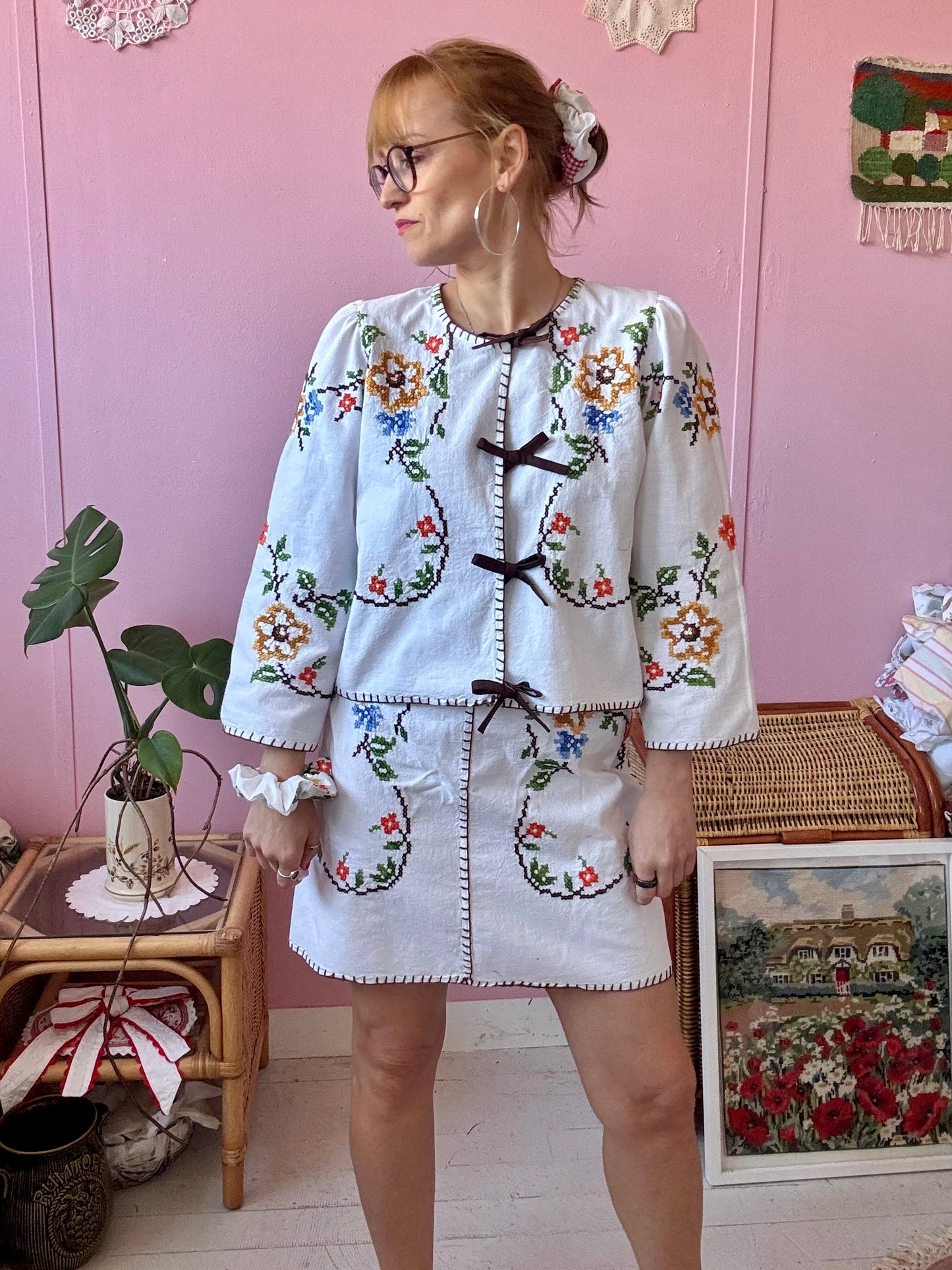 Embroidery set with brown bows