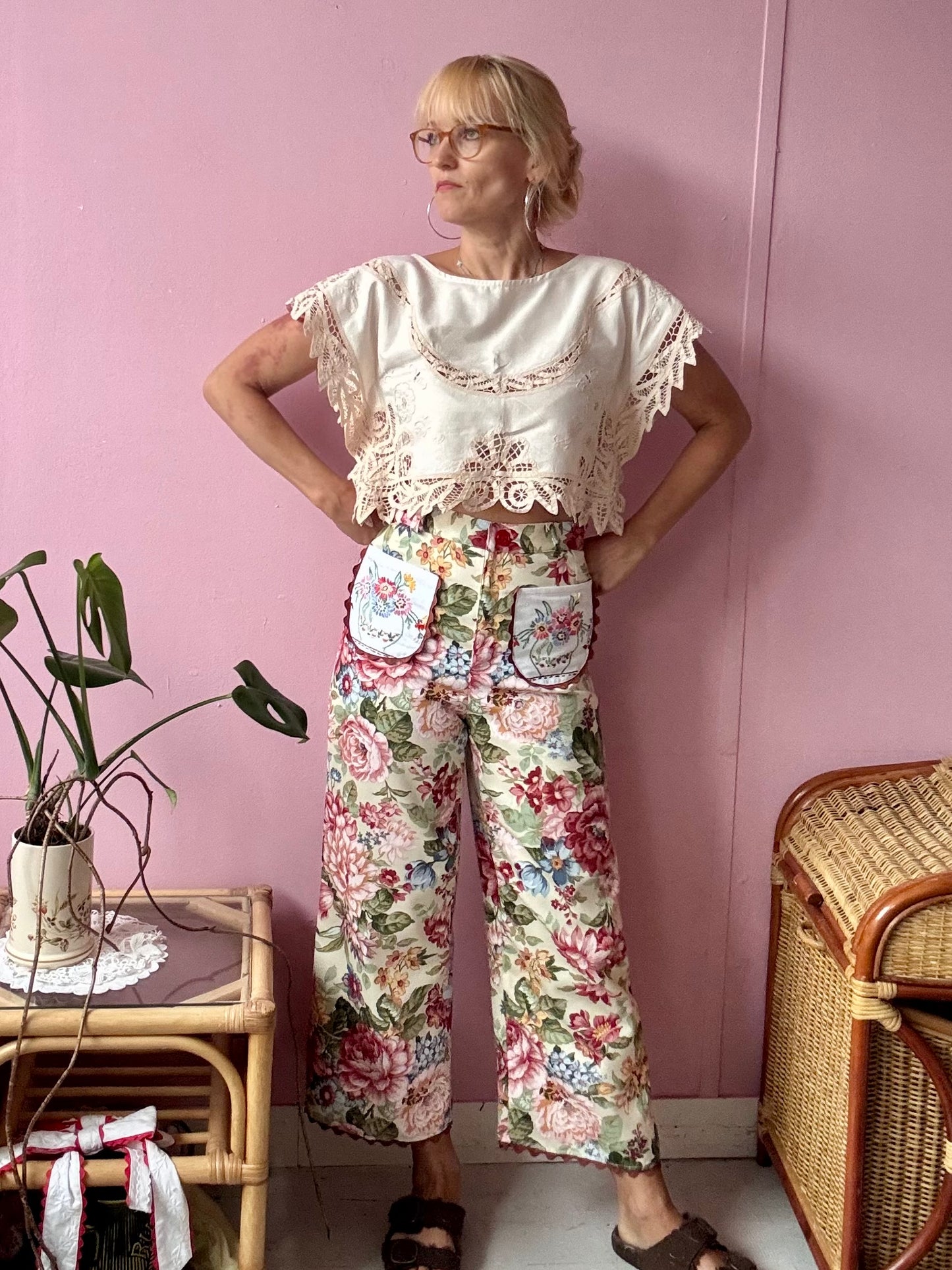 Floral trousers with embroidery pockets