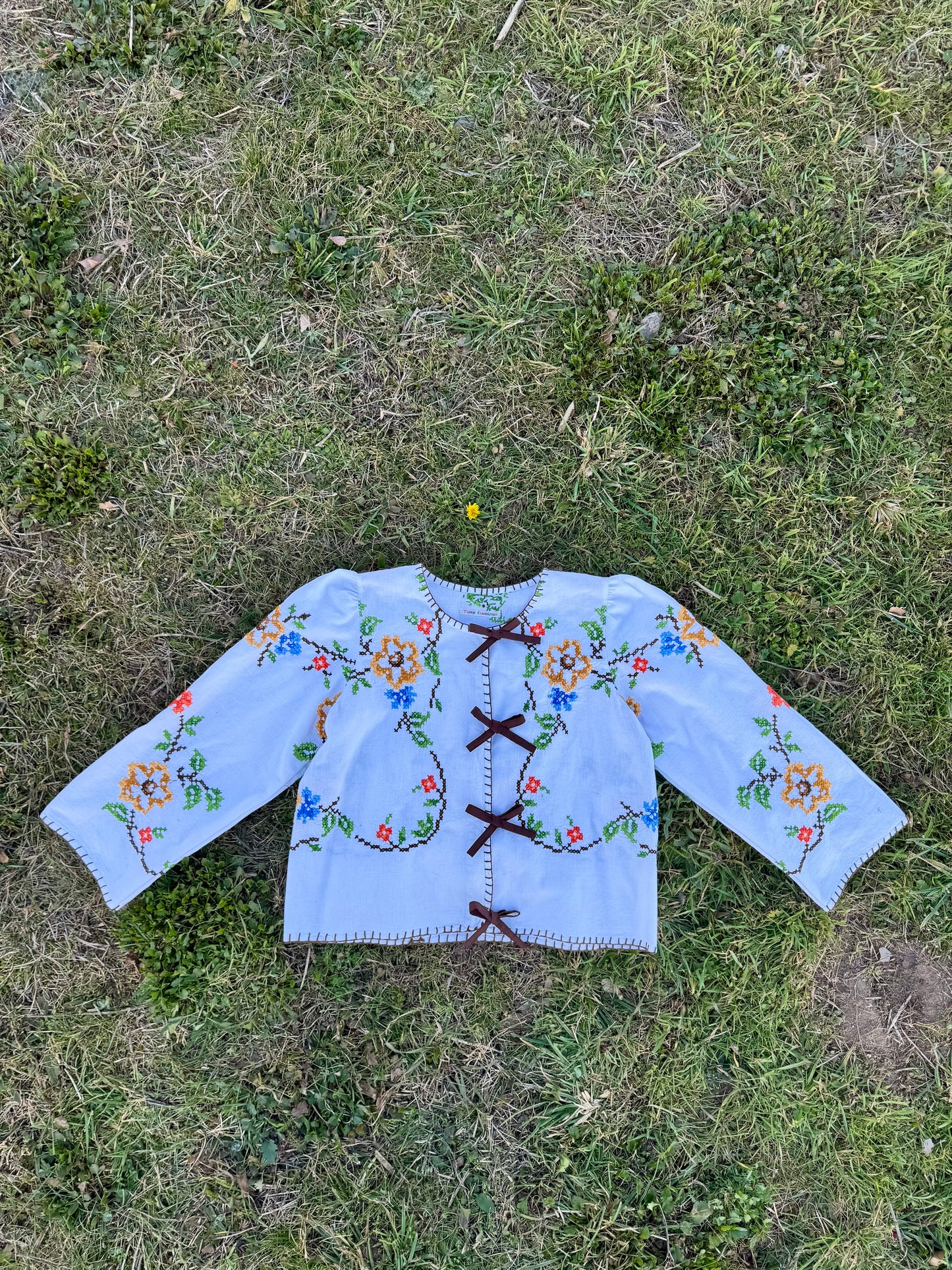 Embroidery set with brown bows