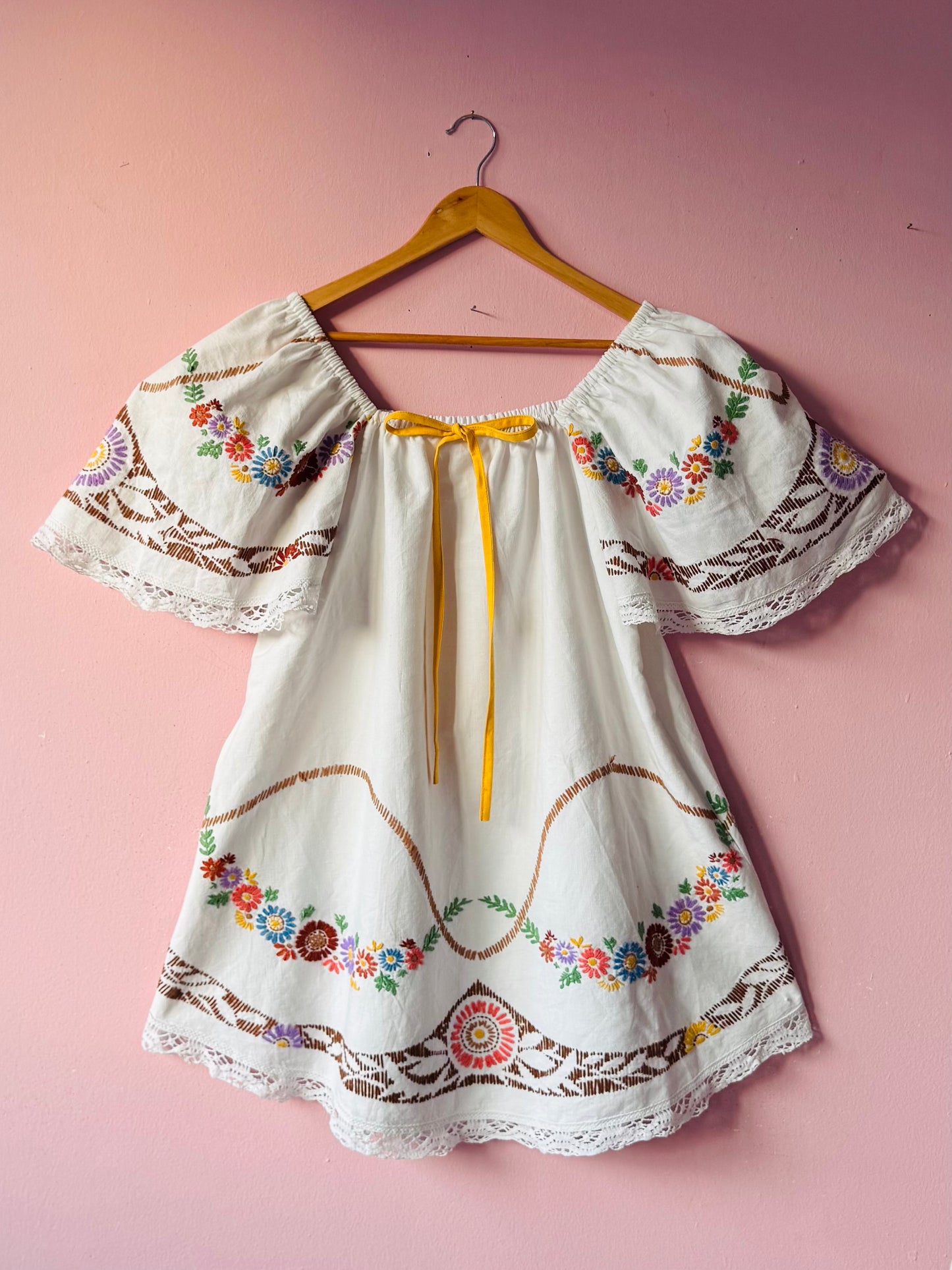 White mini dress with embroidery and yellow bow