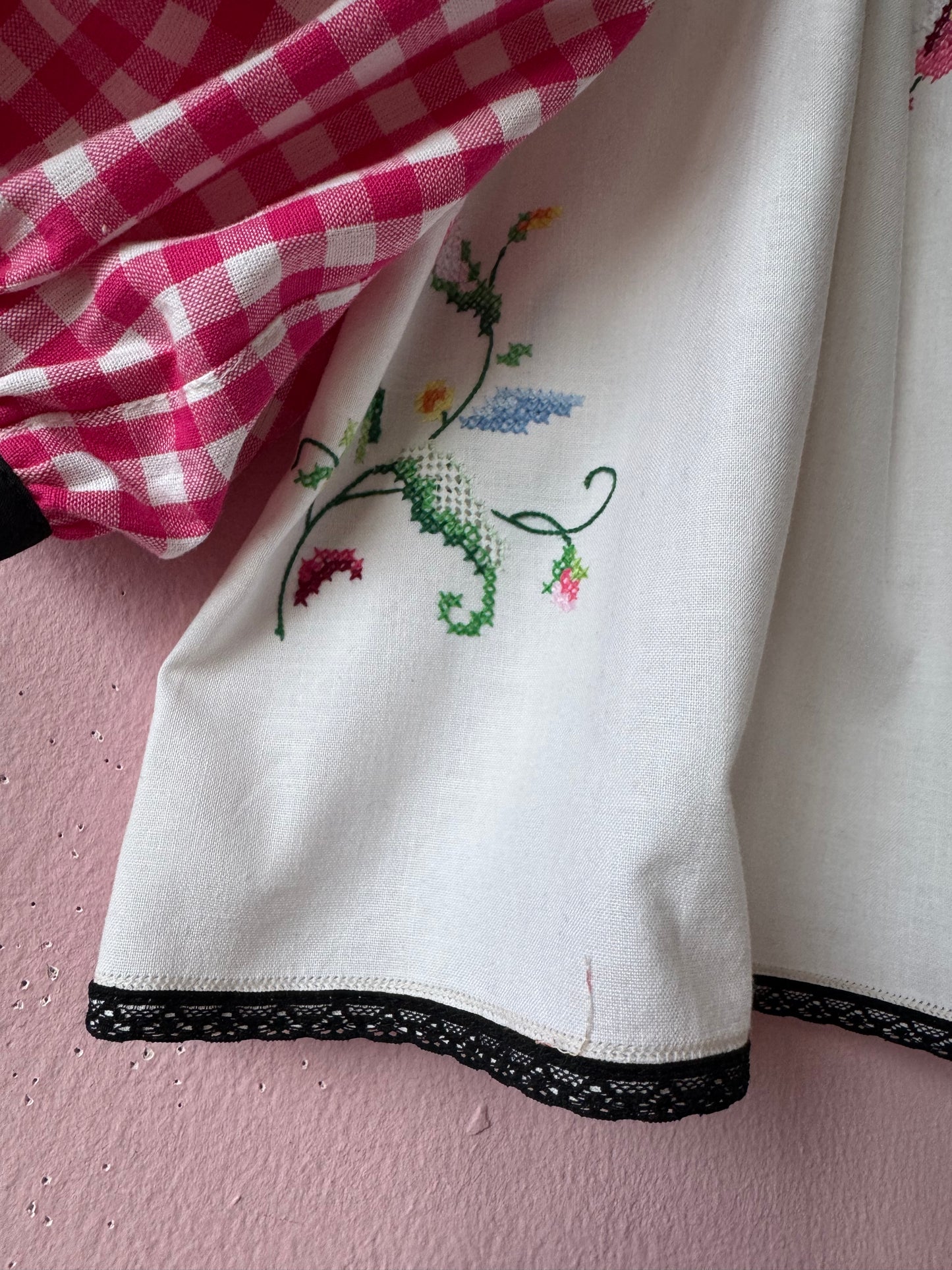 Embroidery blouse with gingham sleeves