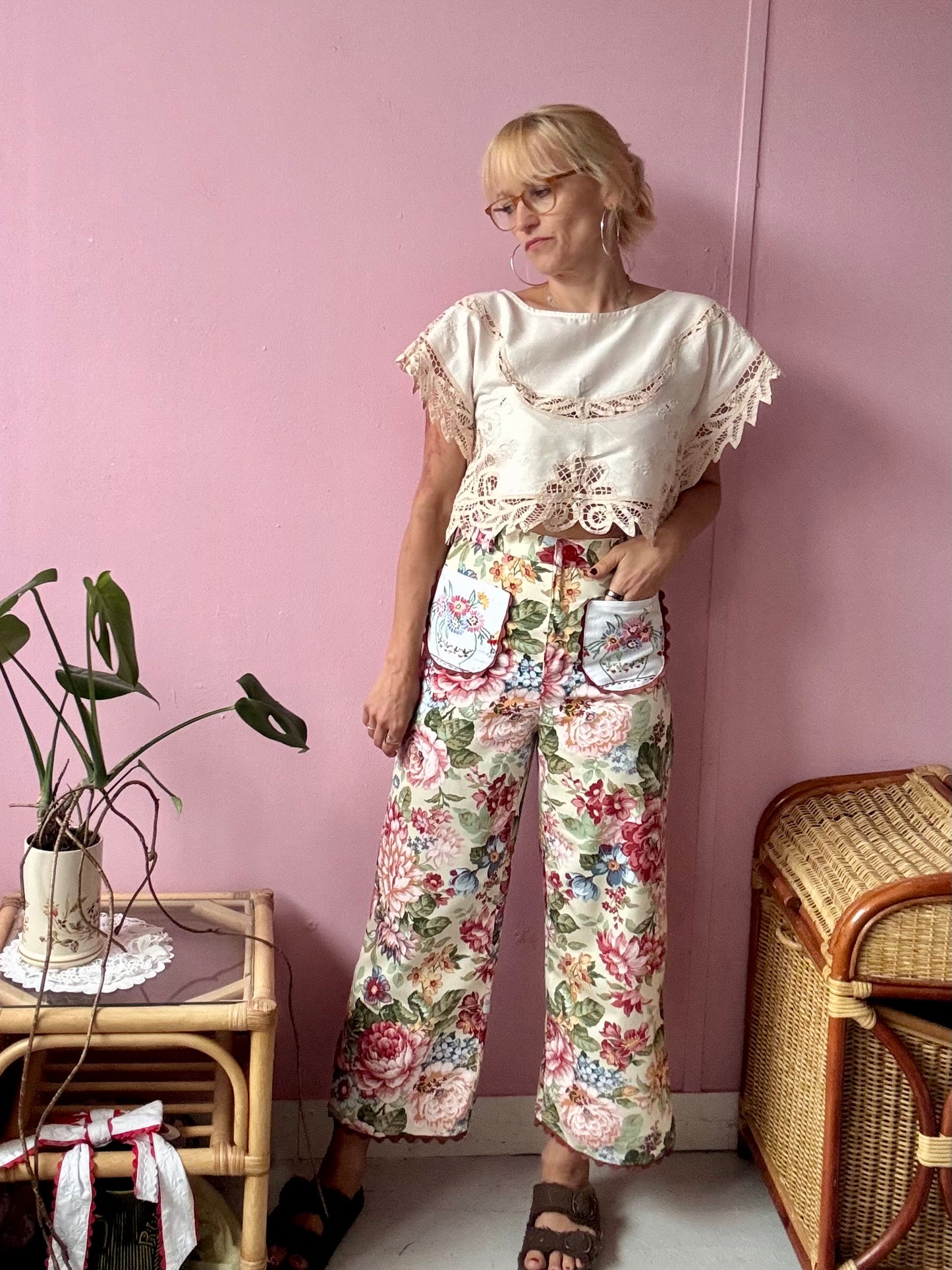 Floral trousers with embroidery pockets