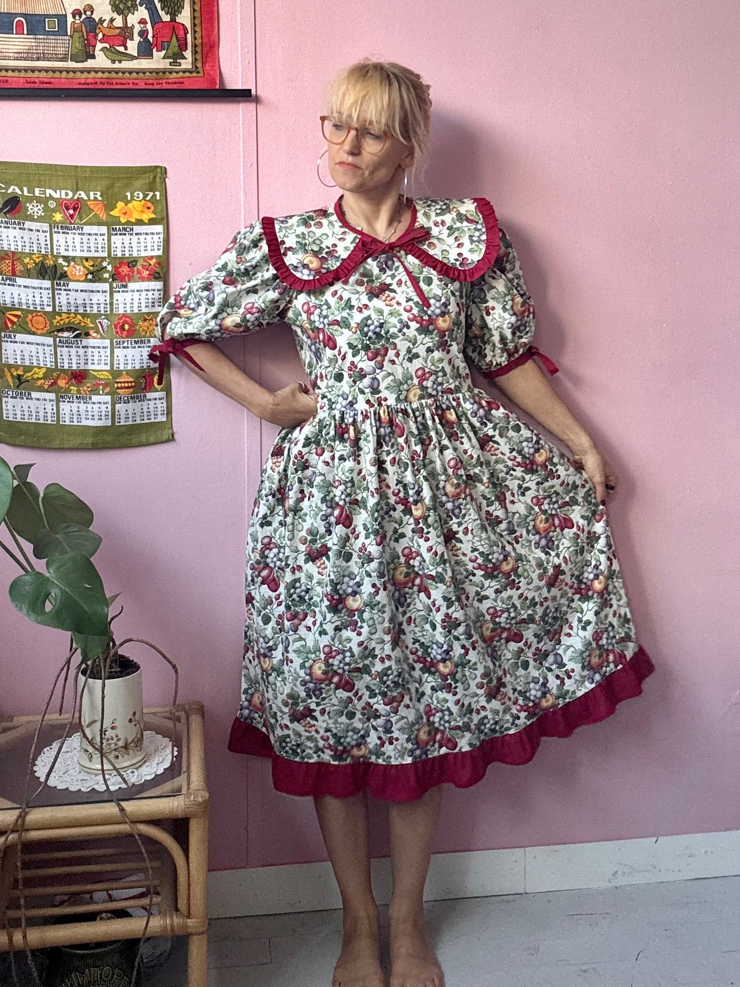 White fruity dress with detachable collar