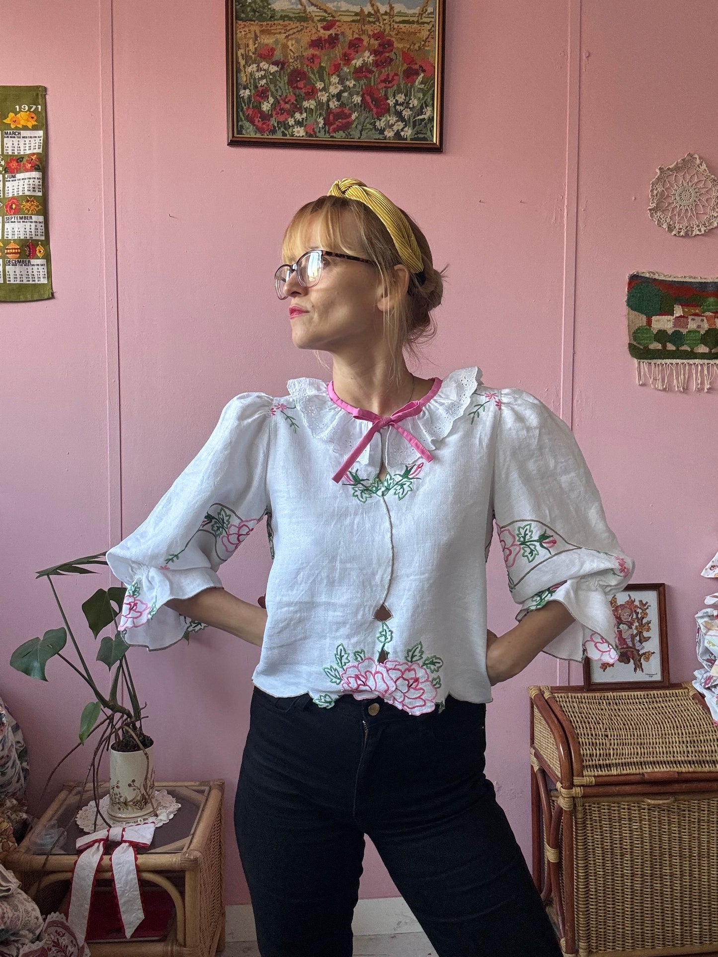 Linen blouse with roses embroidery