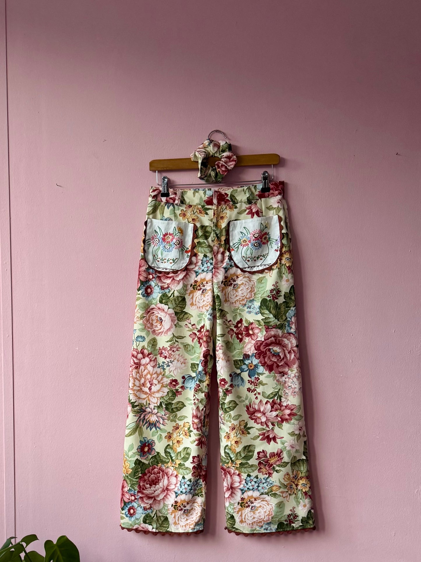 Floral trousers with embroidery pockets