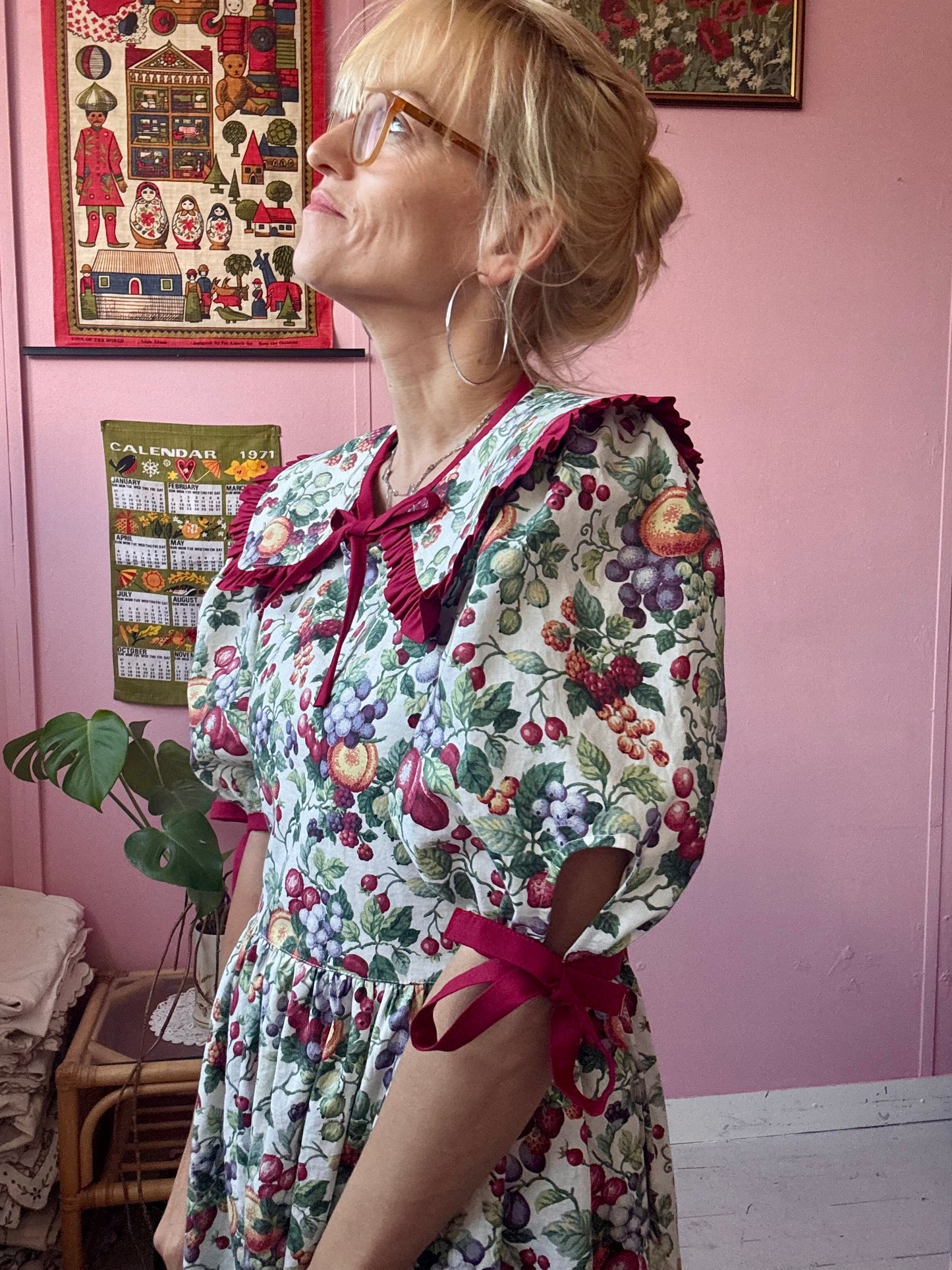 White fruity dress with detachable collar