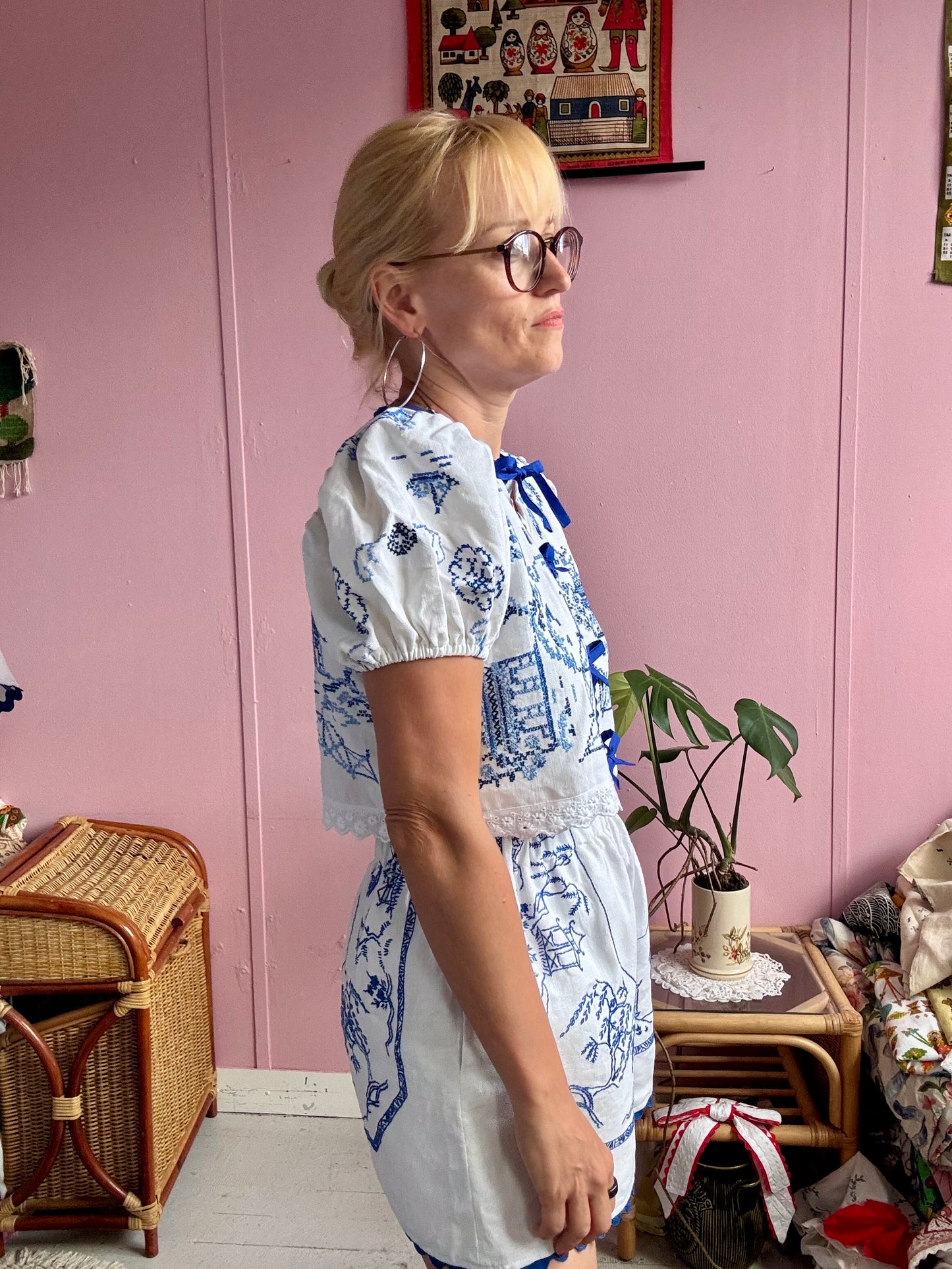 Short blouse with blue embroidery and blue bows