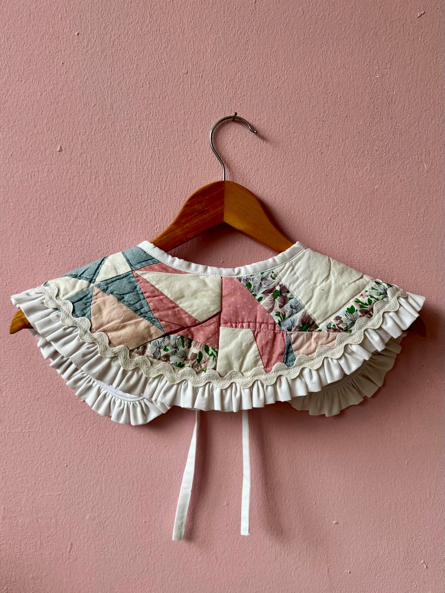Patchwork collar with white frill