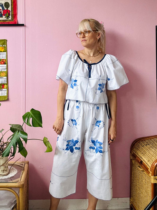 White/blue trousers set