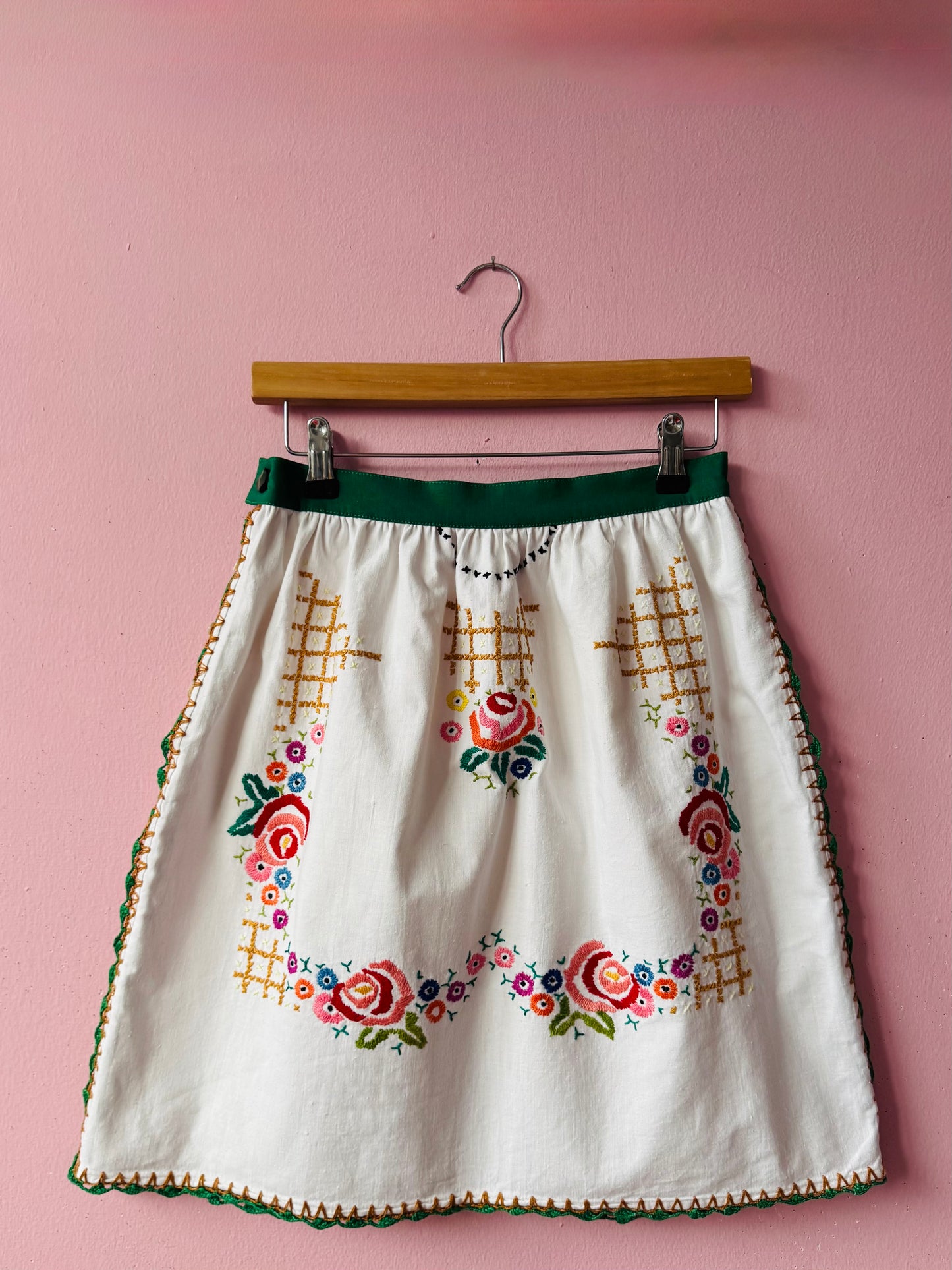 Embroidery skirt with green waistband