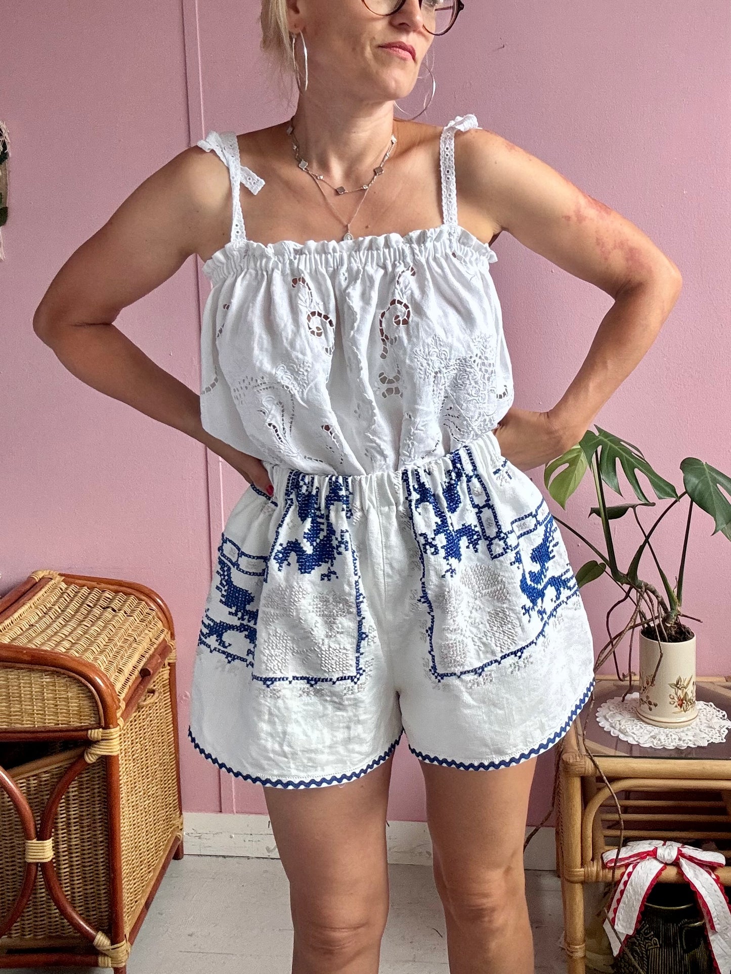 Embroidery shorts with back pockets