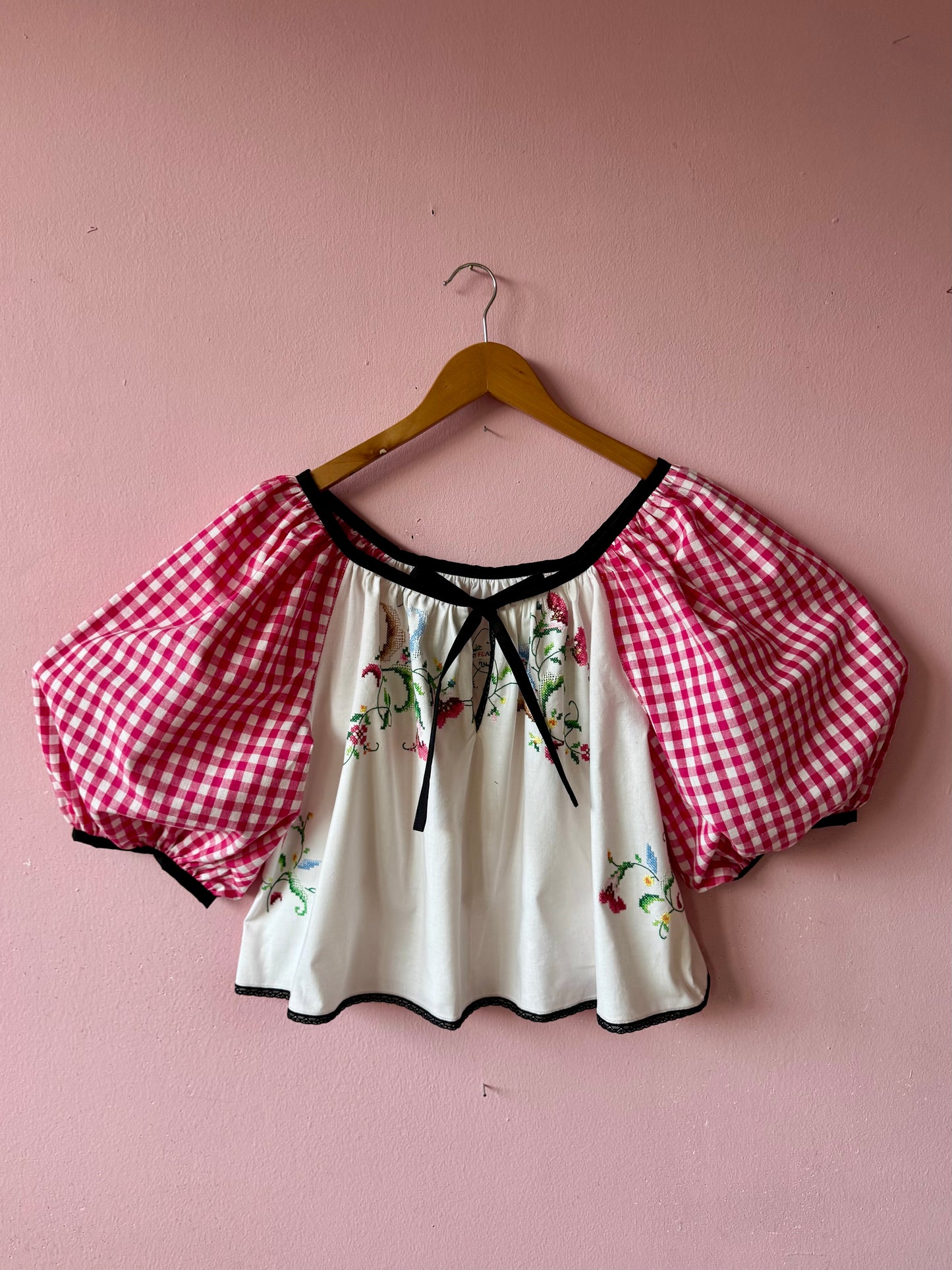 Embroidery blouse with gingham sleeves