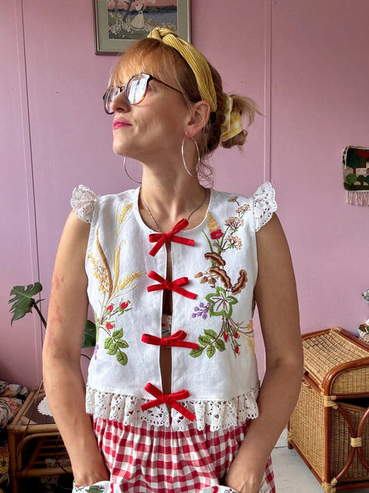 Sleeveless blouse/vest with lace