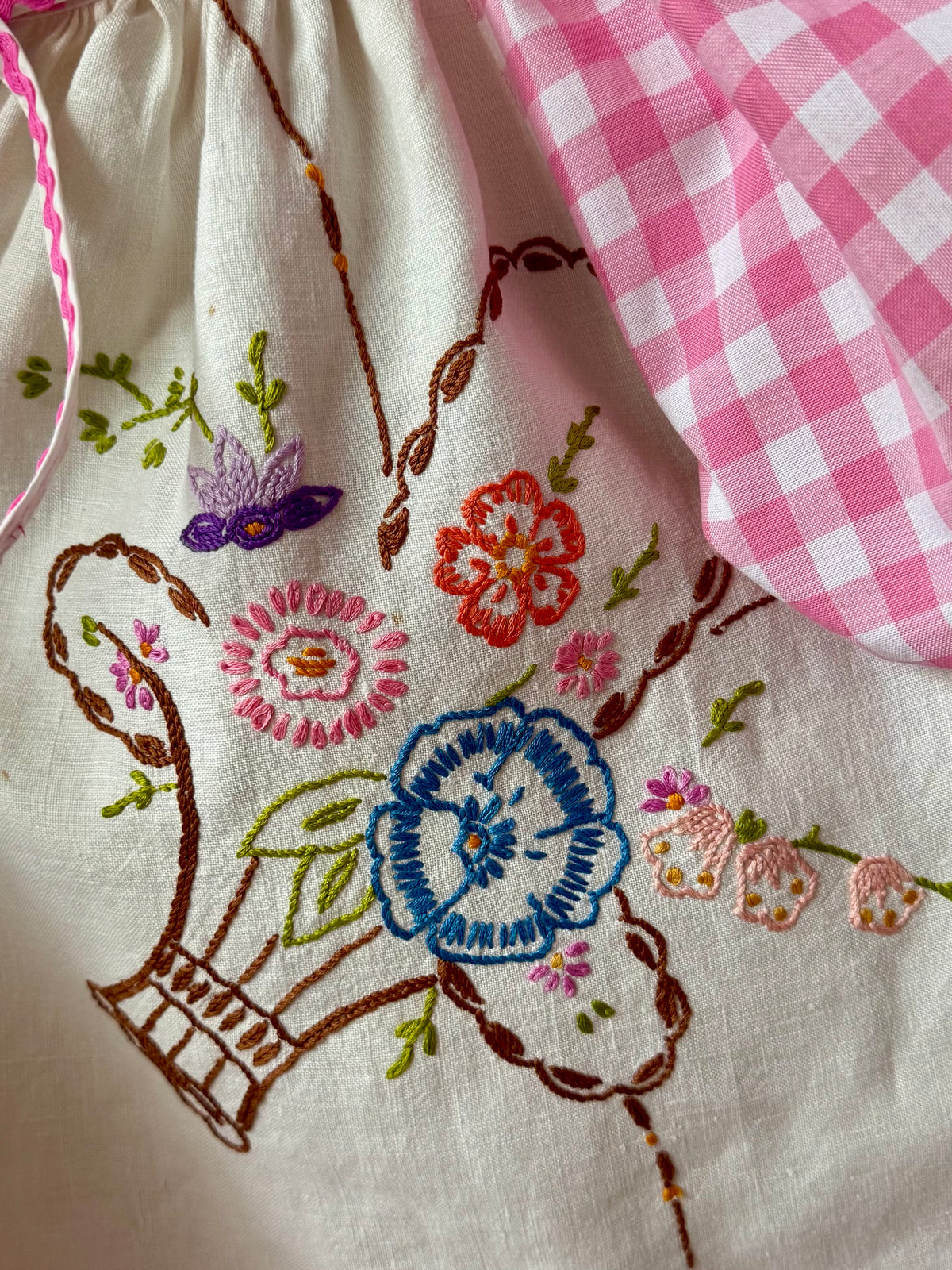 Embroidery and gingham blouse with short sleeves