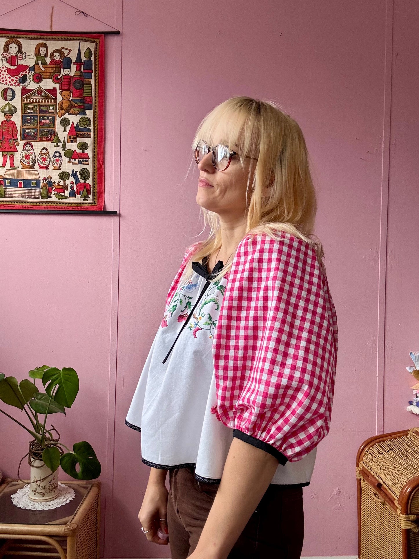 Embroidery blouse with gingham sleeves