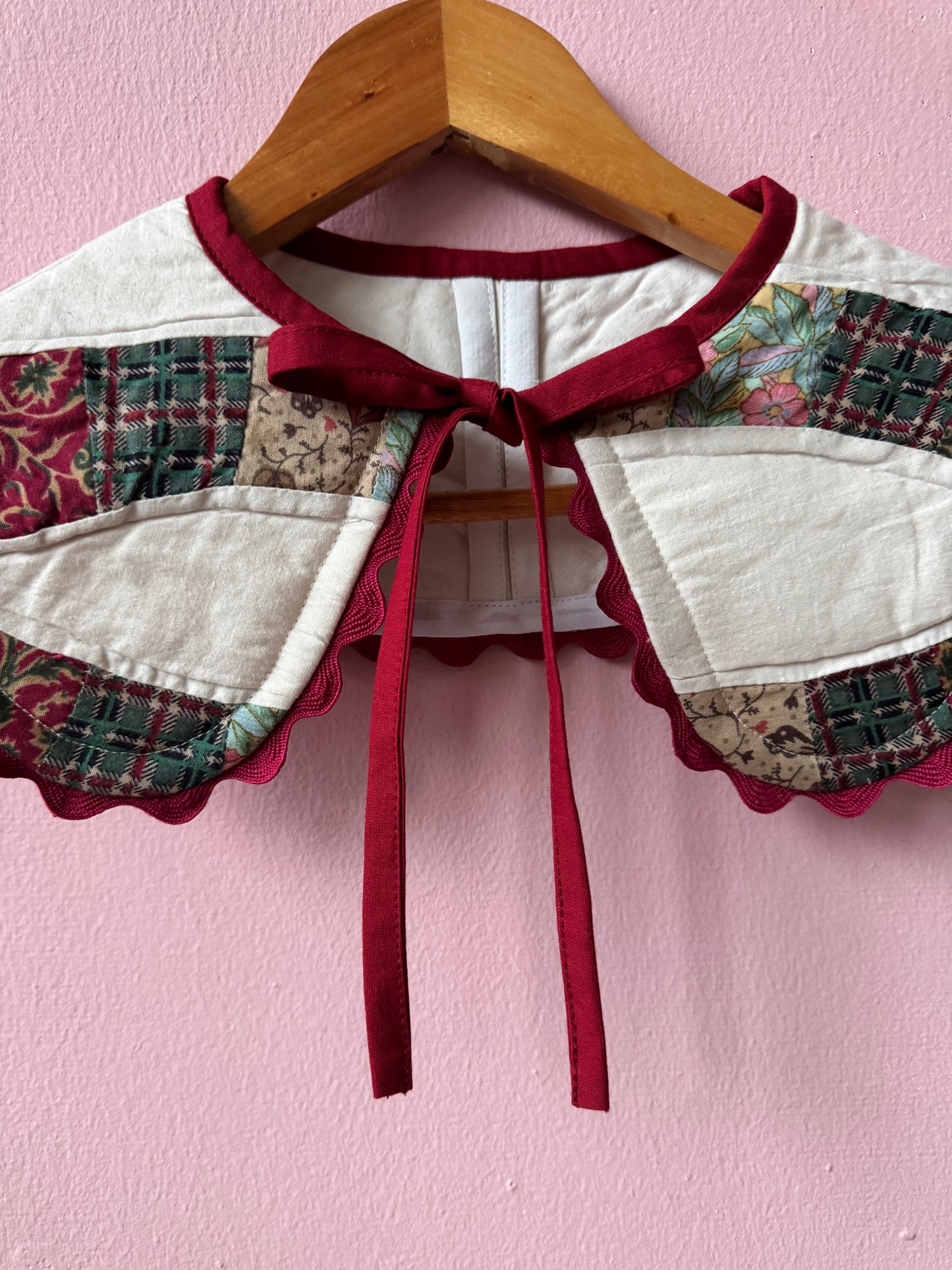 Patchwork collar with burgundy trims