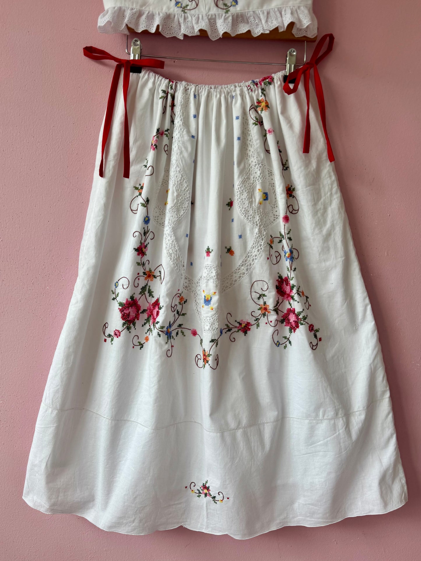 Embroidery skirt set with red bows