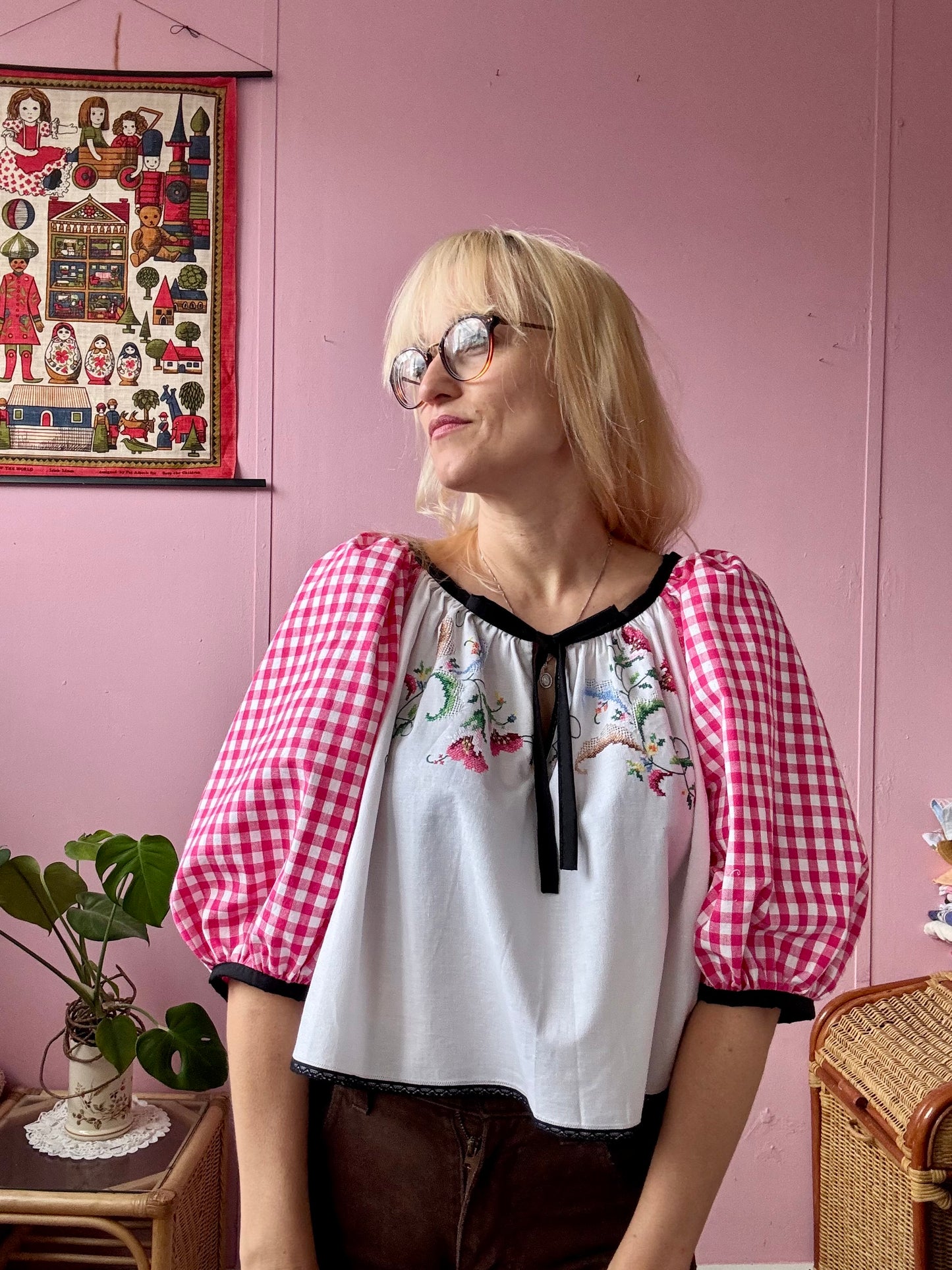 Embroidery blouse with gingham sleeves