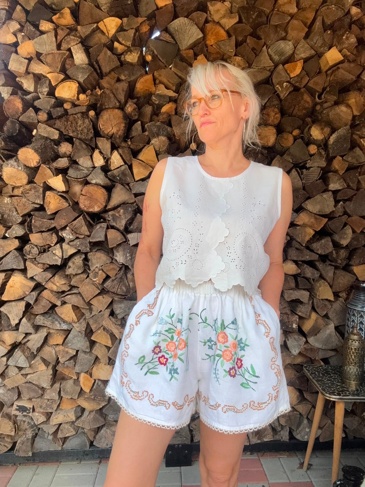 Embroidery shorts with lace hemline trim