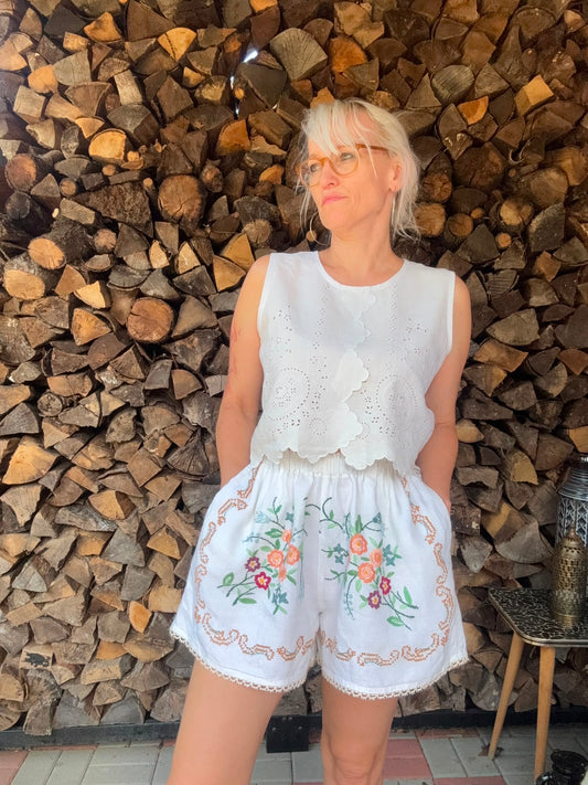 Embroidery shorts with lace hemline trim