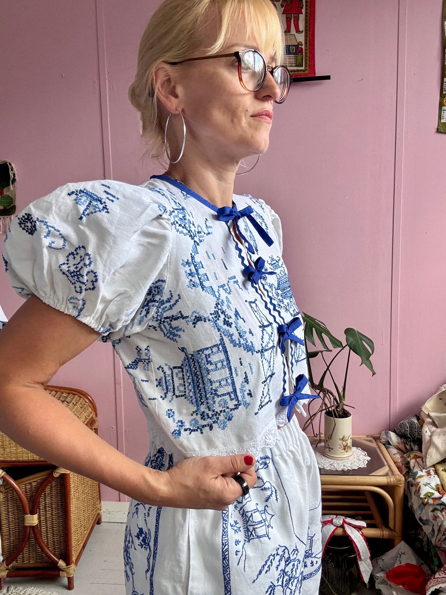 Short blouse with blue embroidery and blue bows