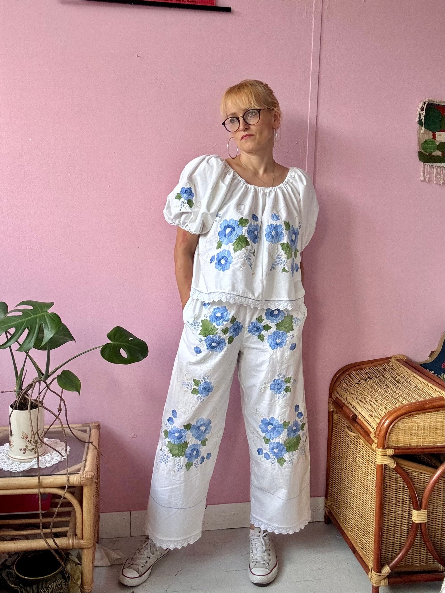 Blue floral appliqués trousers set