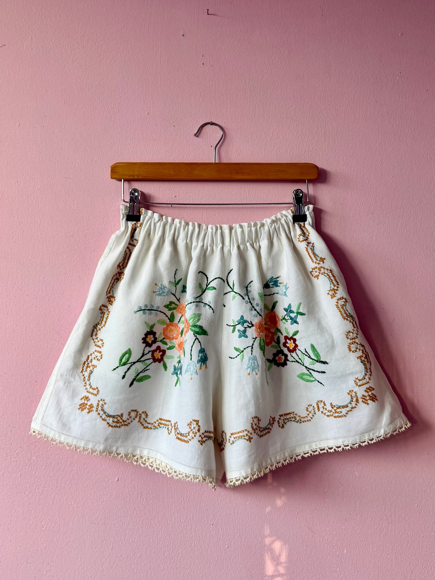 Embroidery shorts with lace hemline trim