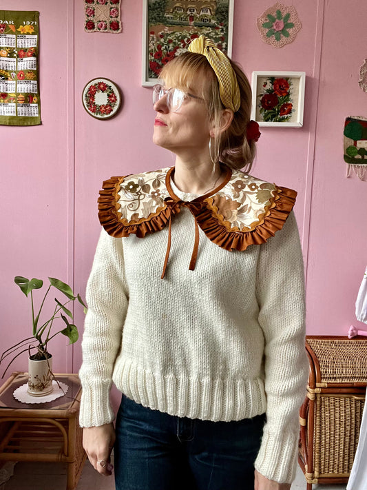 Floral collar with brown frill