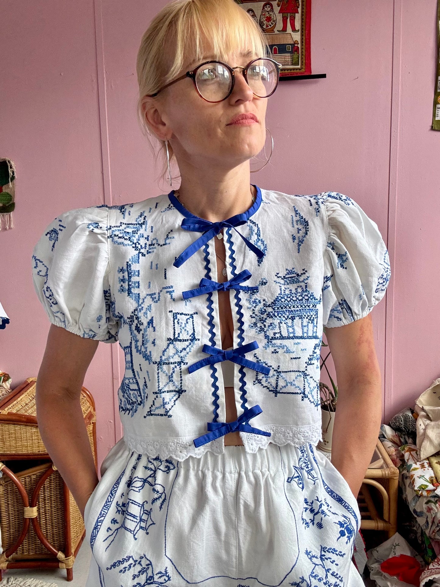 Short blouse with blue embroidery and blue bows