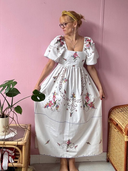 Maxi dress with embroidery and lace