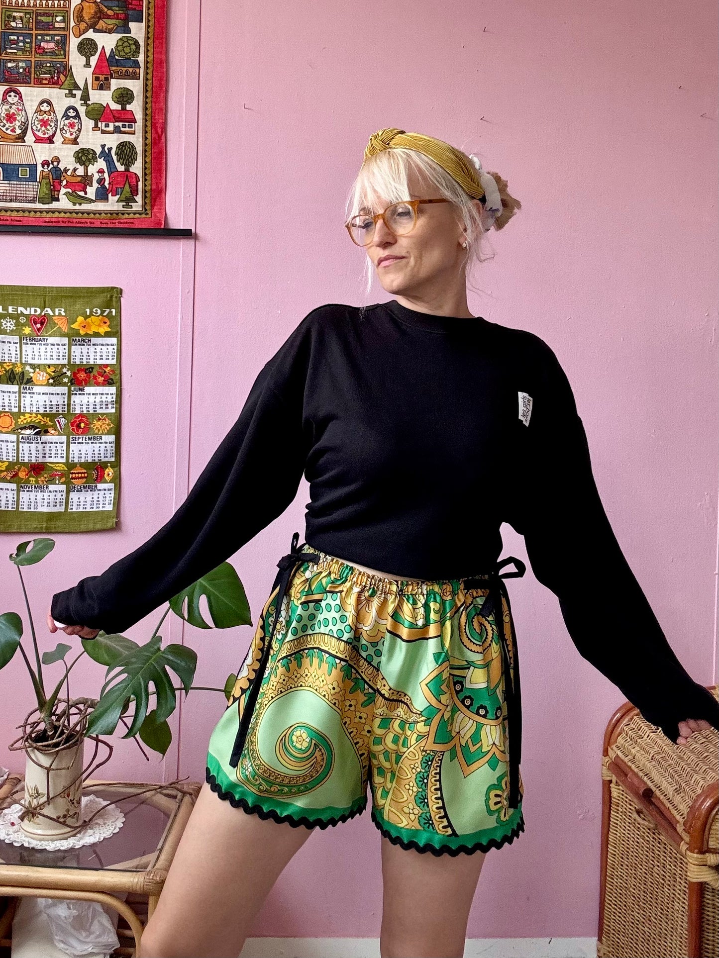 Vintage scarf shorts with black bows