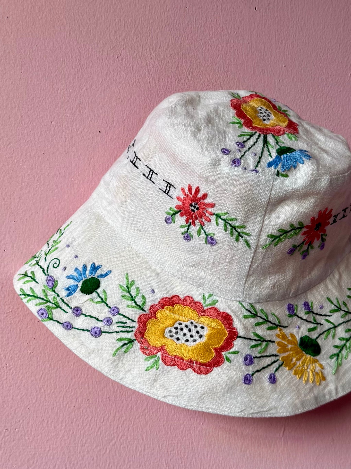 White bucket hat with floral hand embroidery