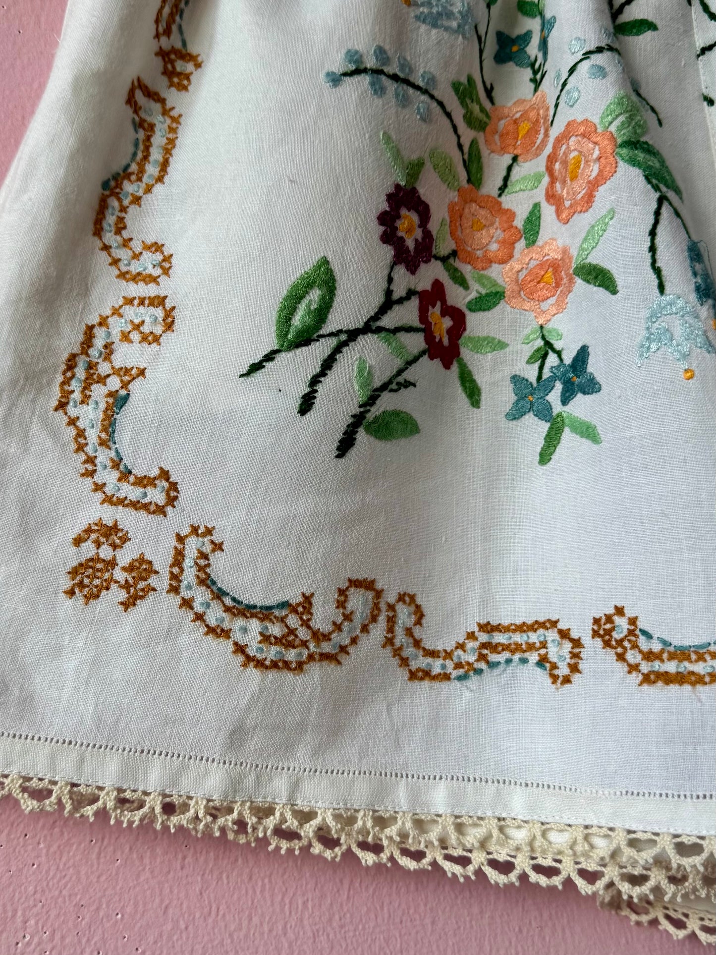 Embroidery shorts with lace hemline trim