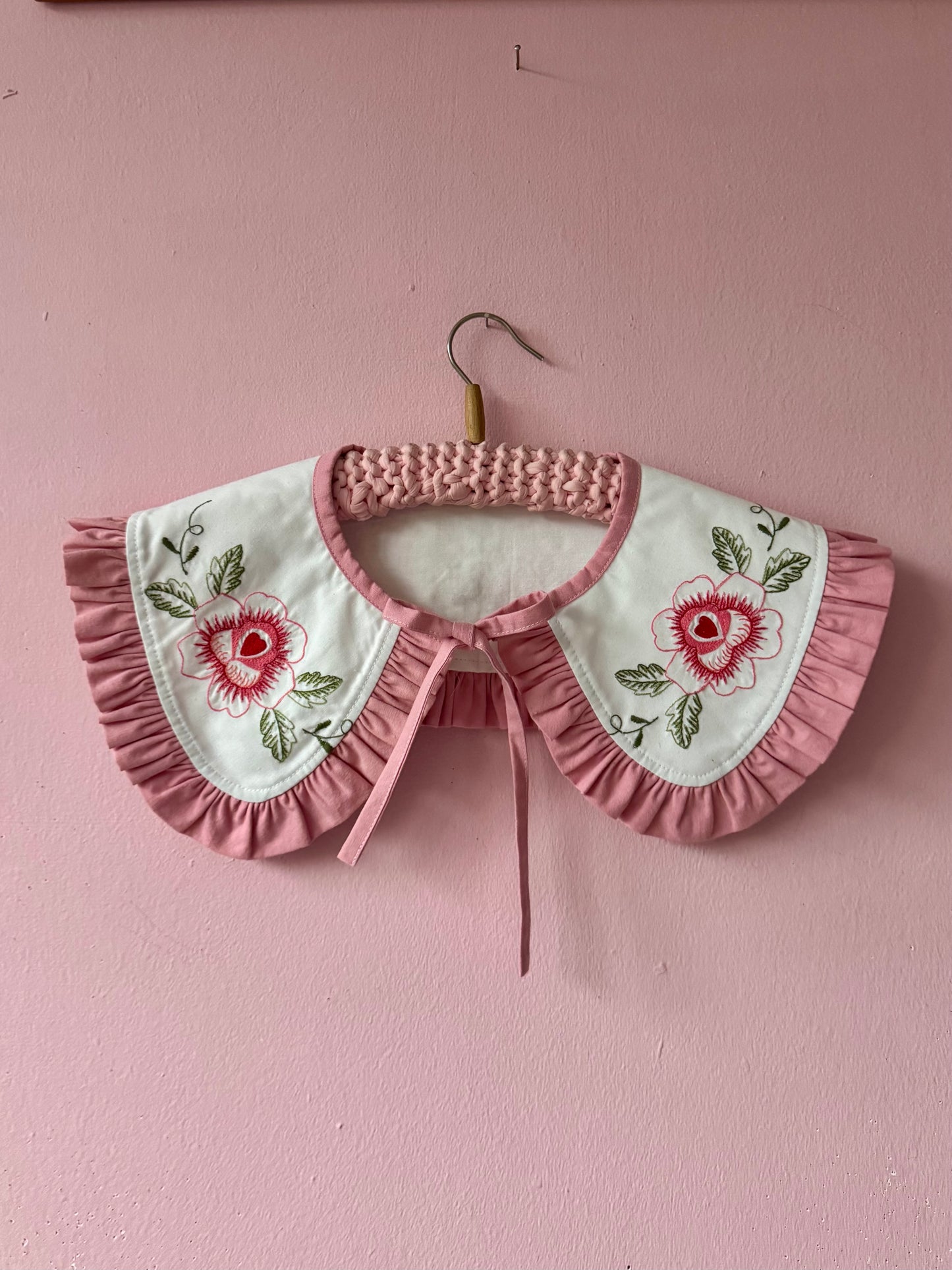 Embroidery floral collar with frill