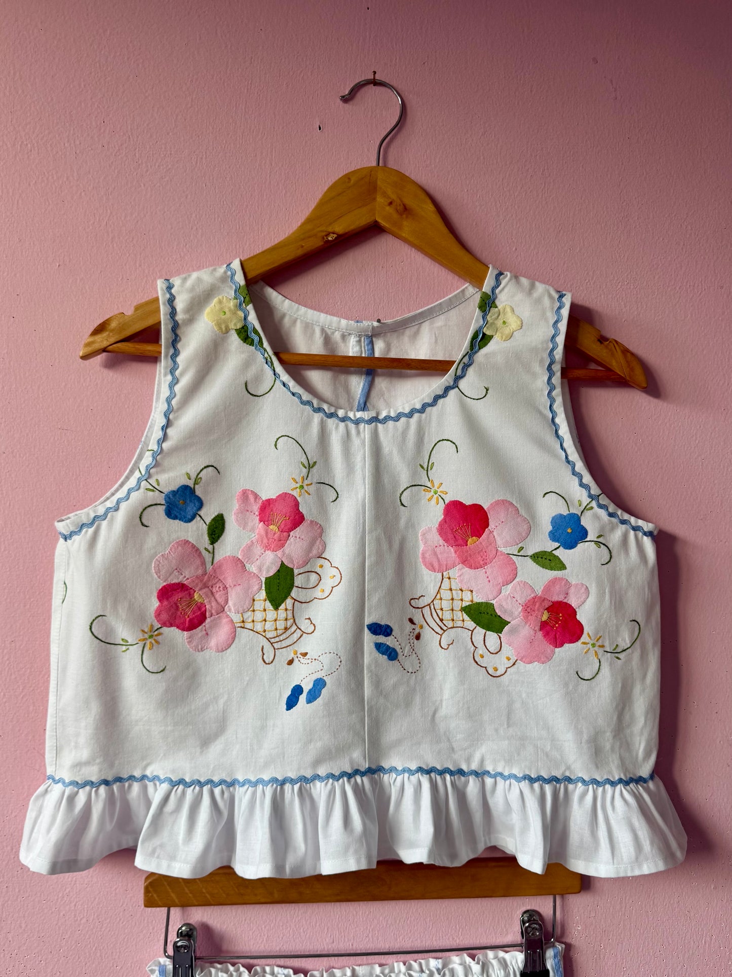 Floral appliqués shorts set with frill