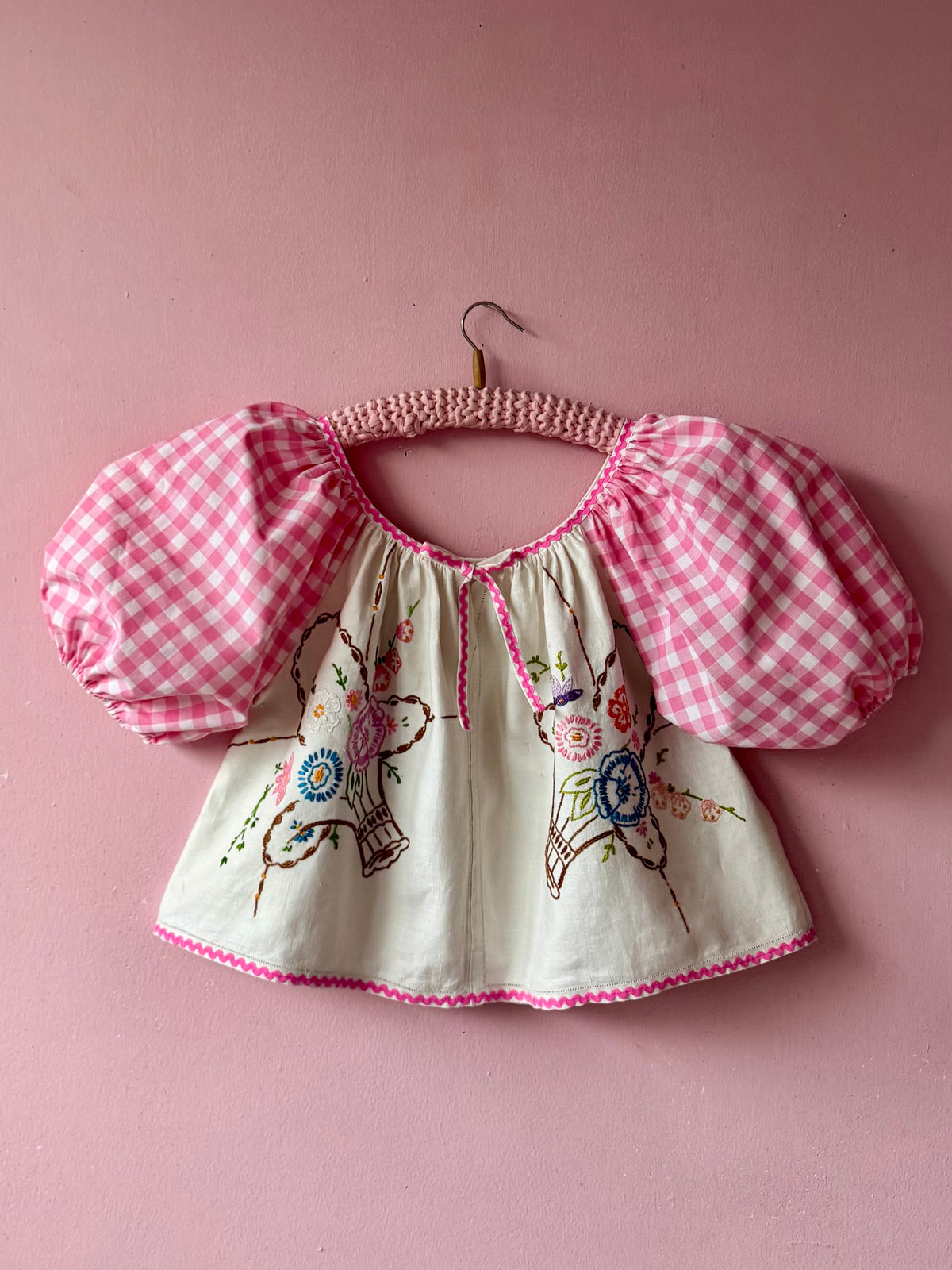 Embroidery and gingham blouse with short sleeves