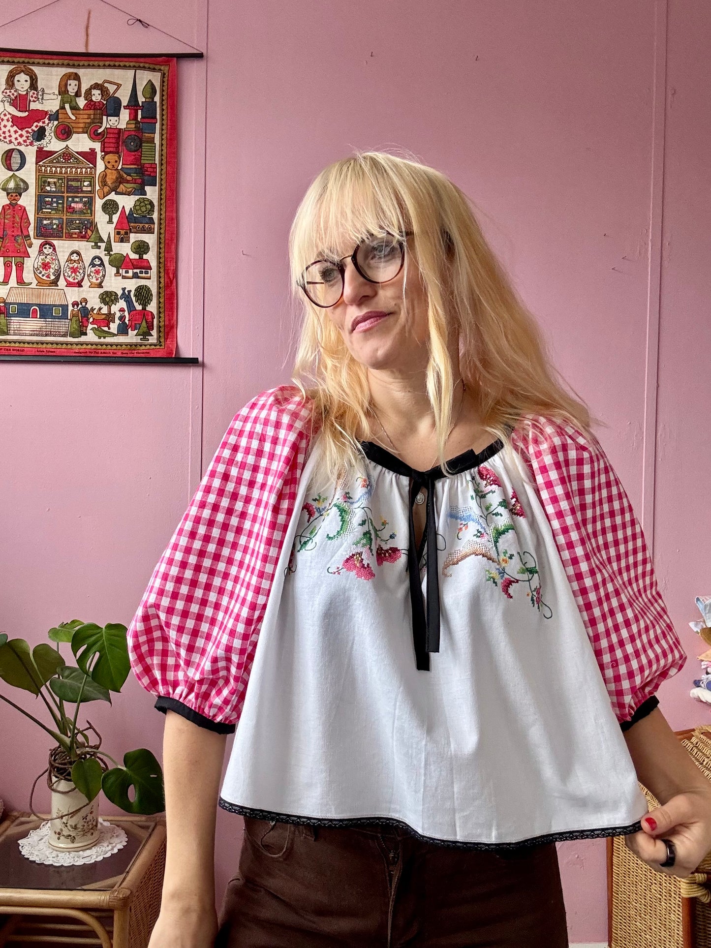 Embroidery blouse with gingham sleeves