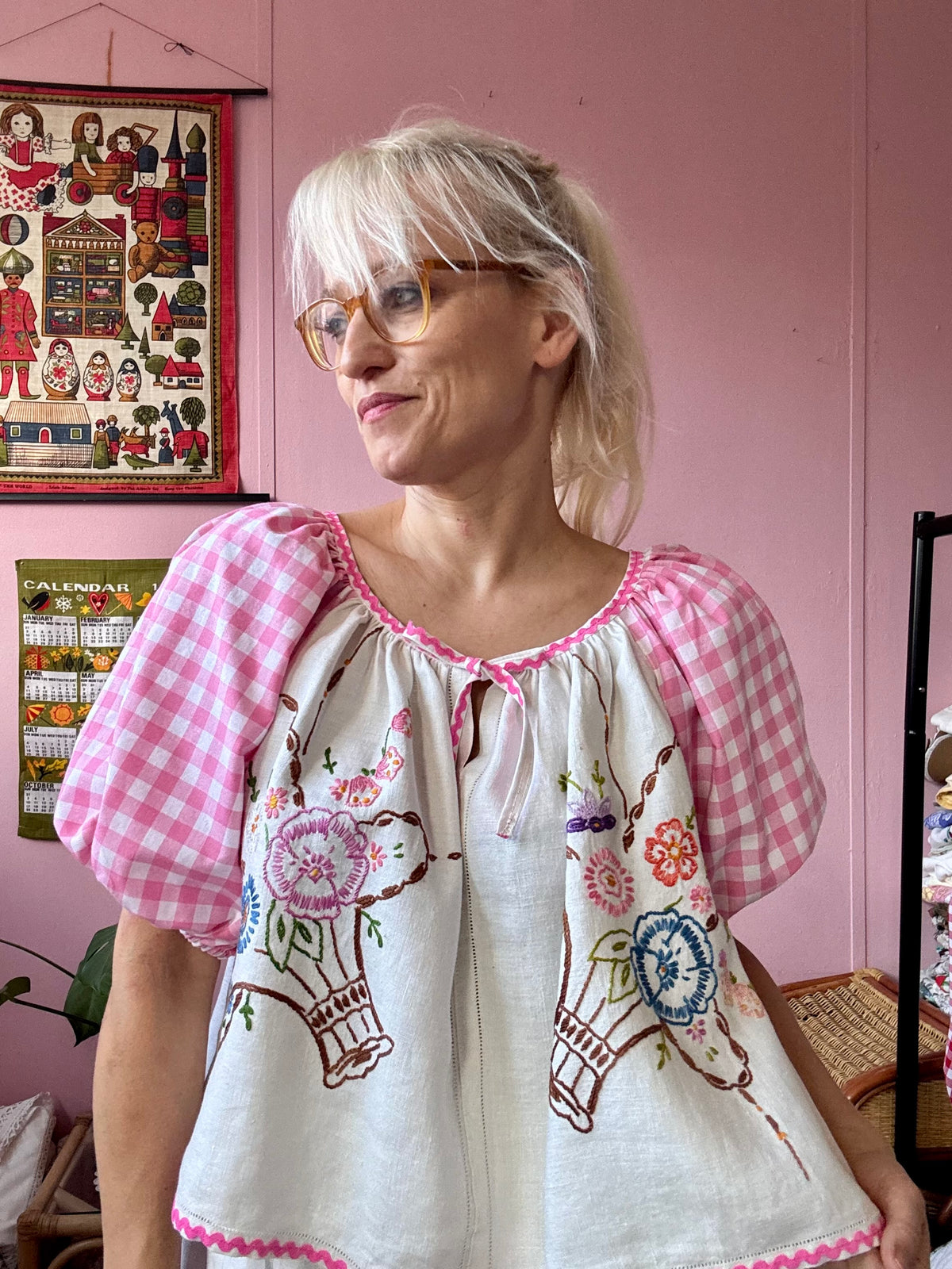 Embroidery and gingham blouse with short sleeves