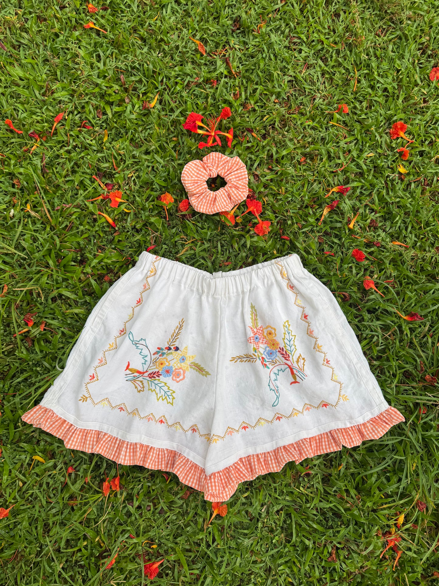 Linen floral shorts with orange gingham frill