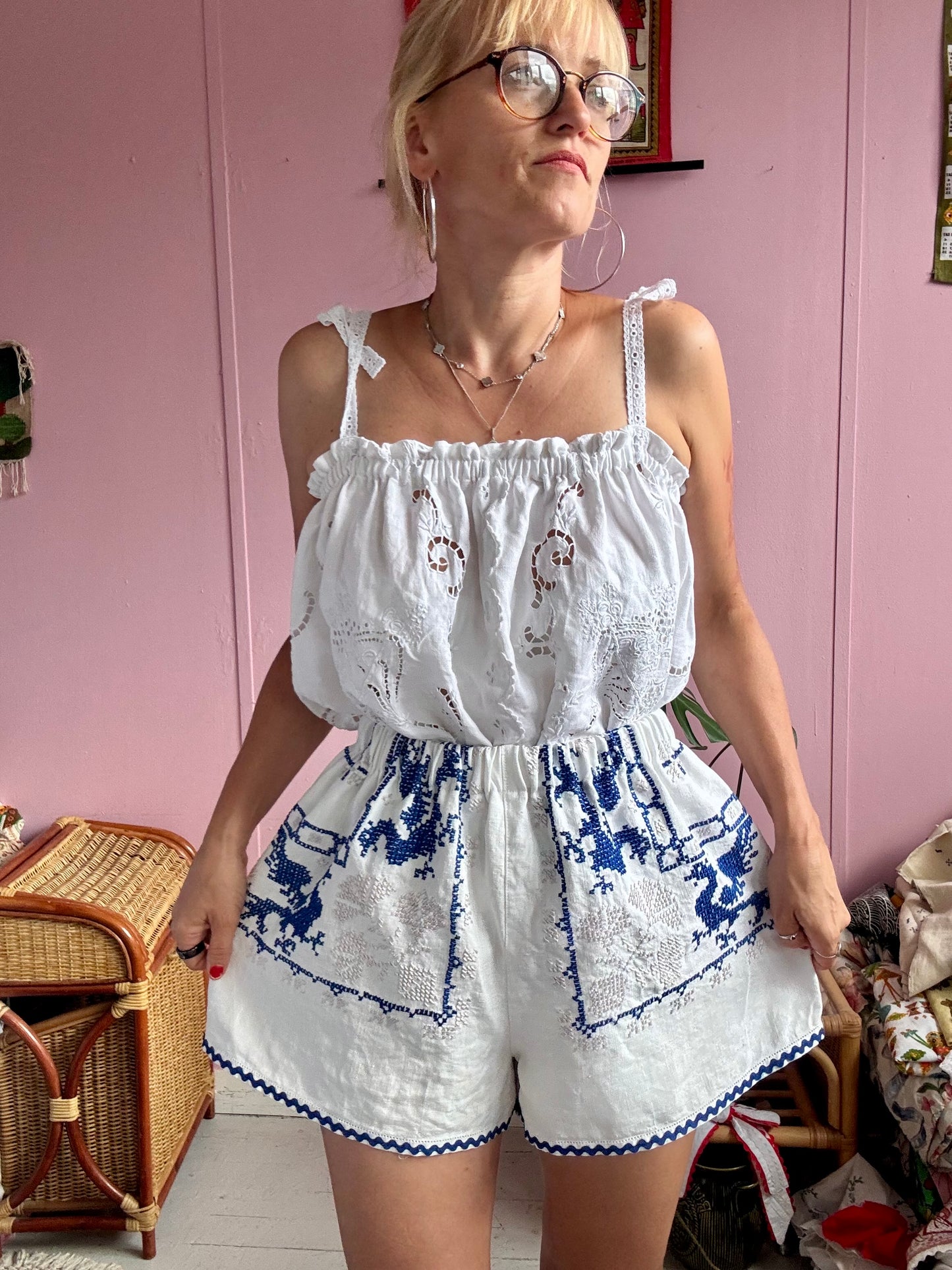 Embroidery shorts with back pockets