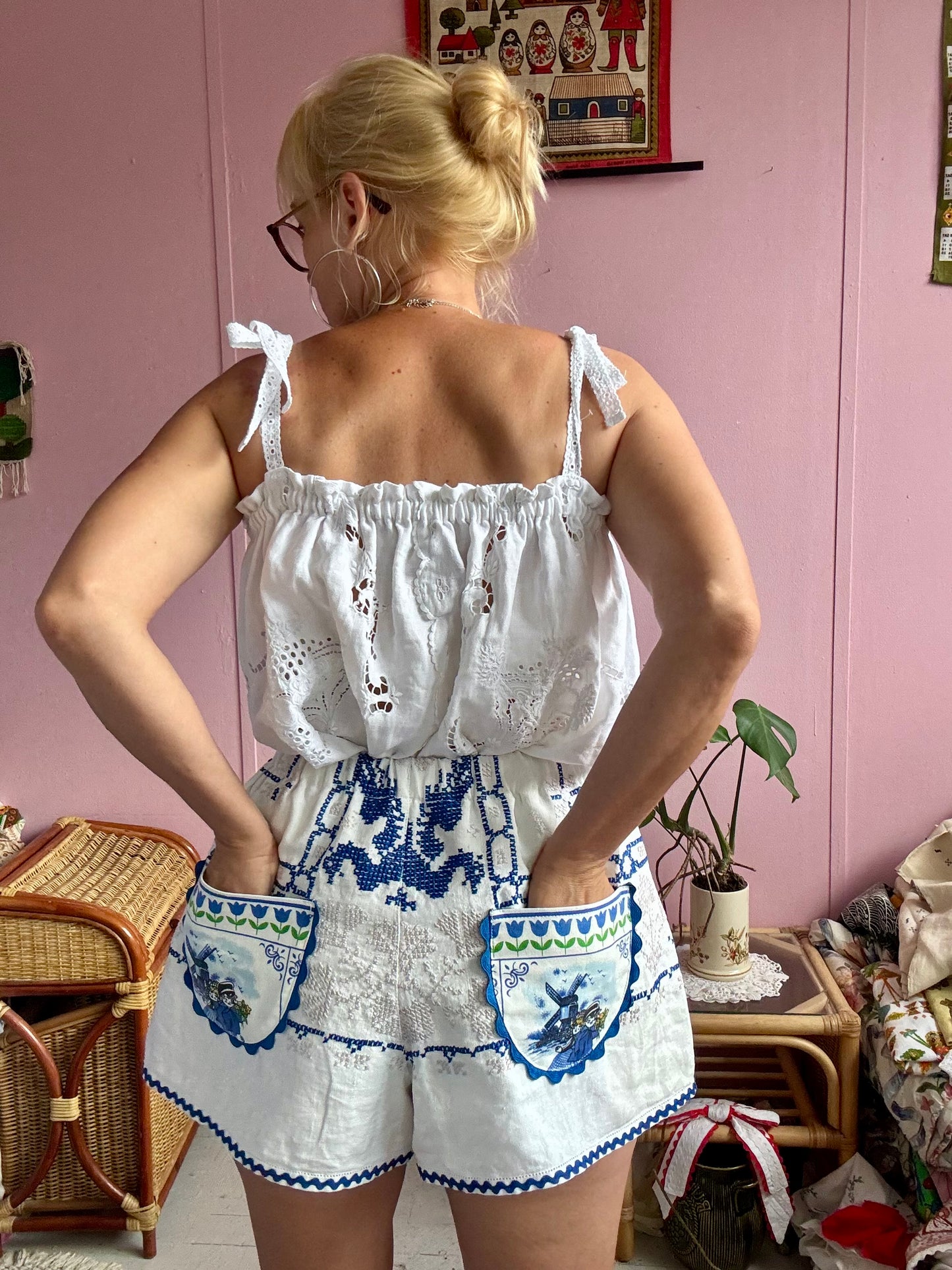 Embroidery shorts with back pockets