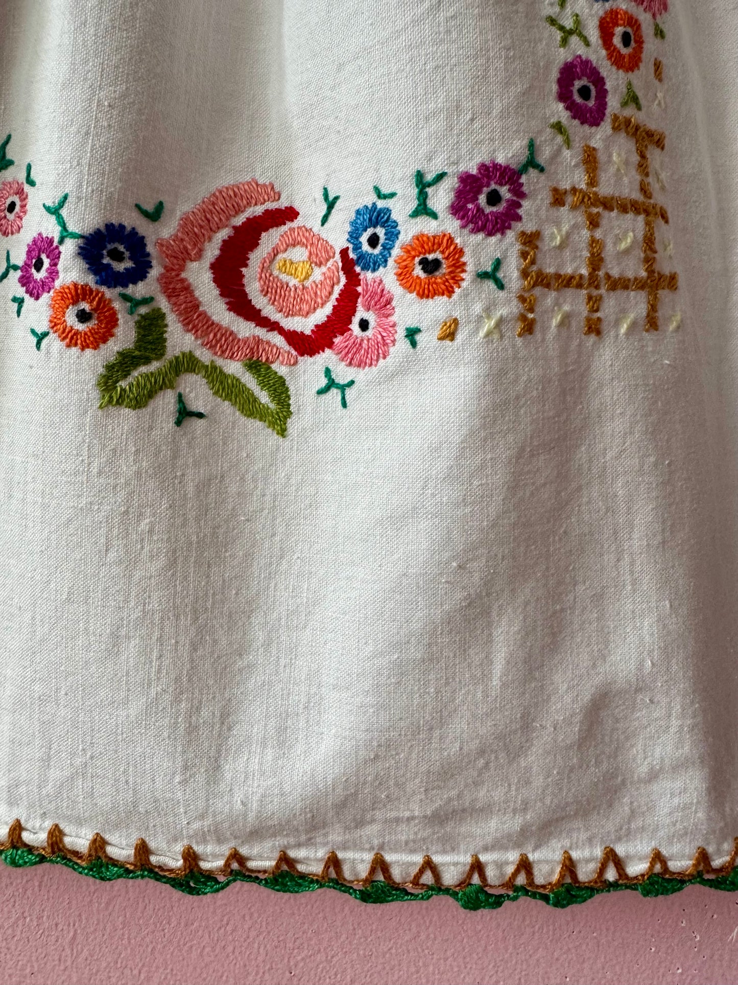 Embroidery skirt with green waistband