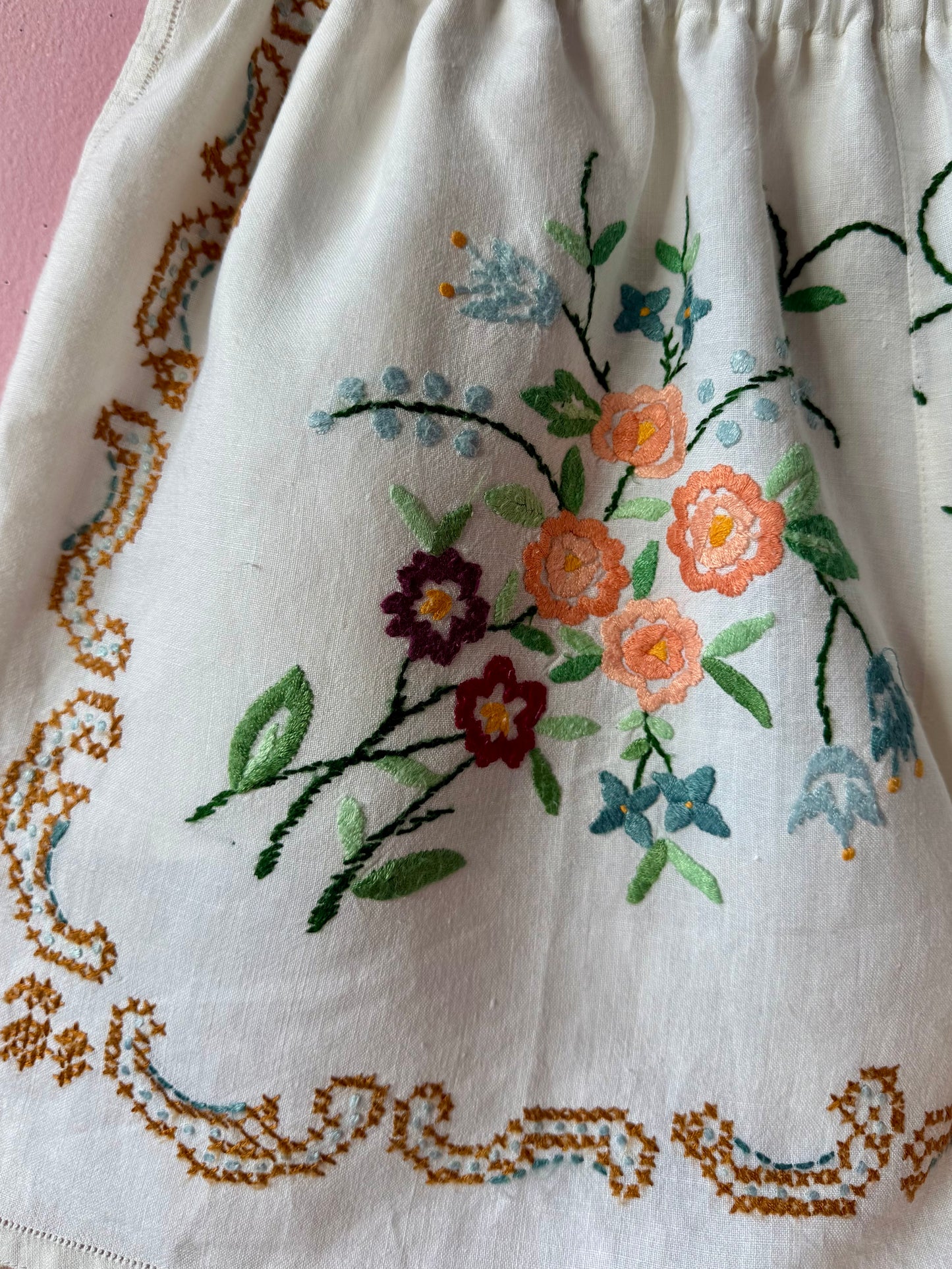 Embroidery shorts with lace hemline trim