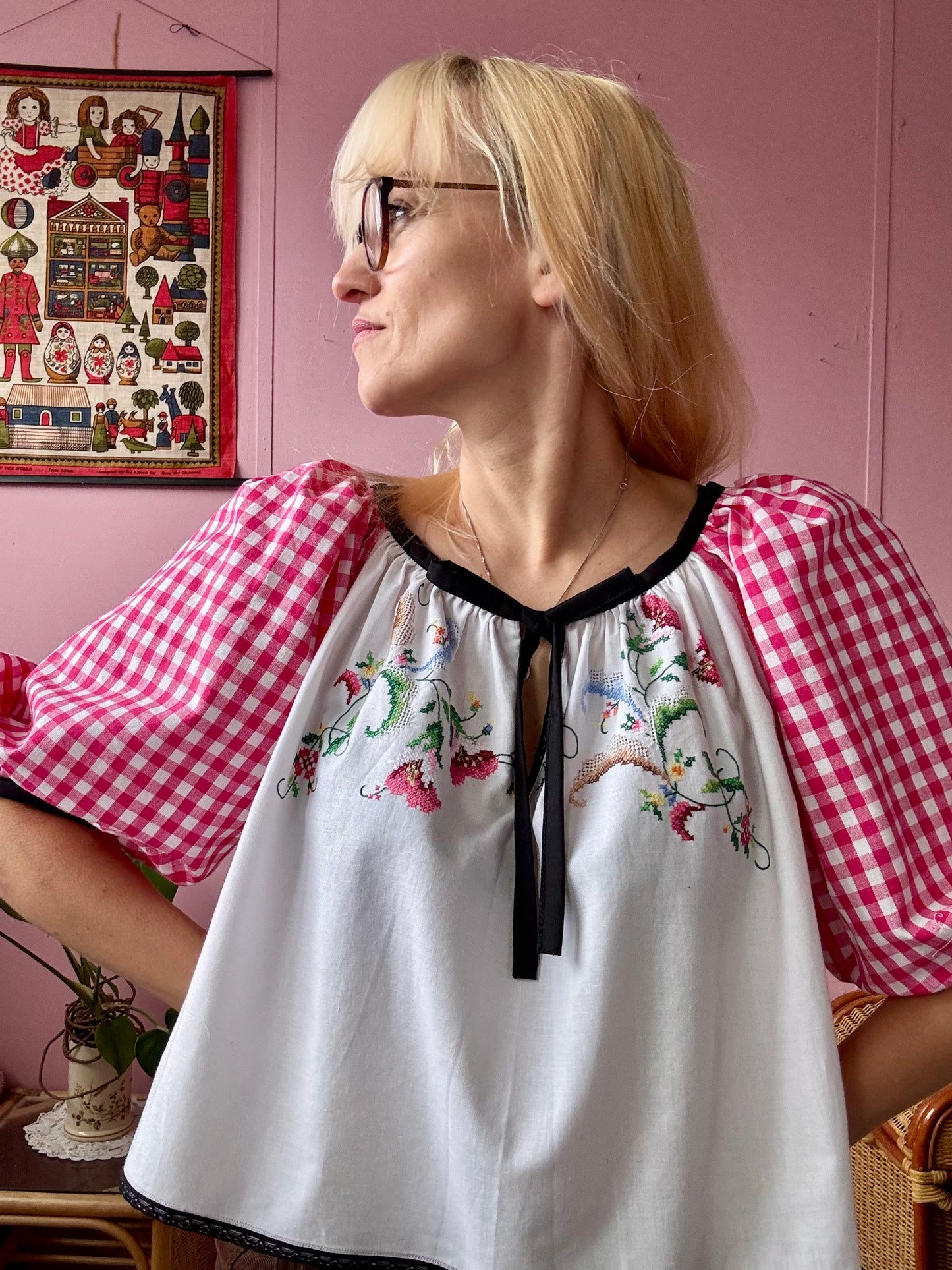 Embroidery blouse with gingham sleeves