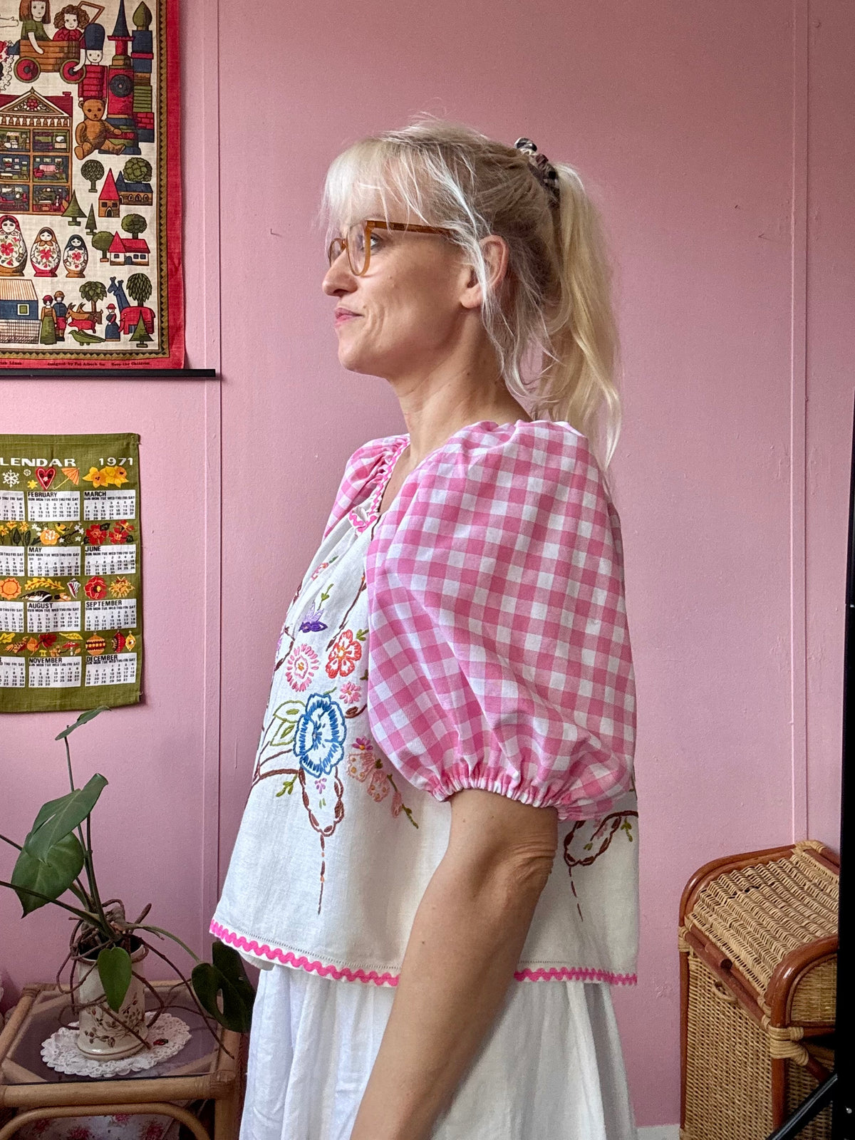 Embroidery and gingham blouse with short sleeves