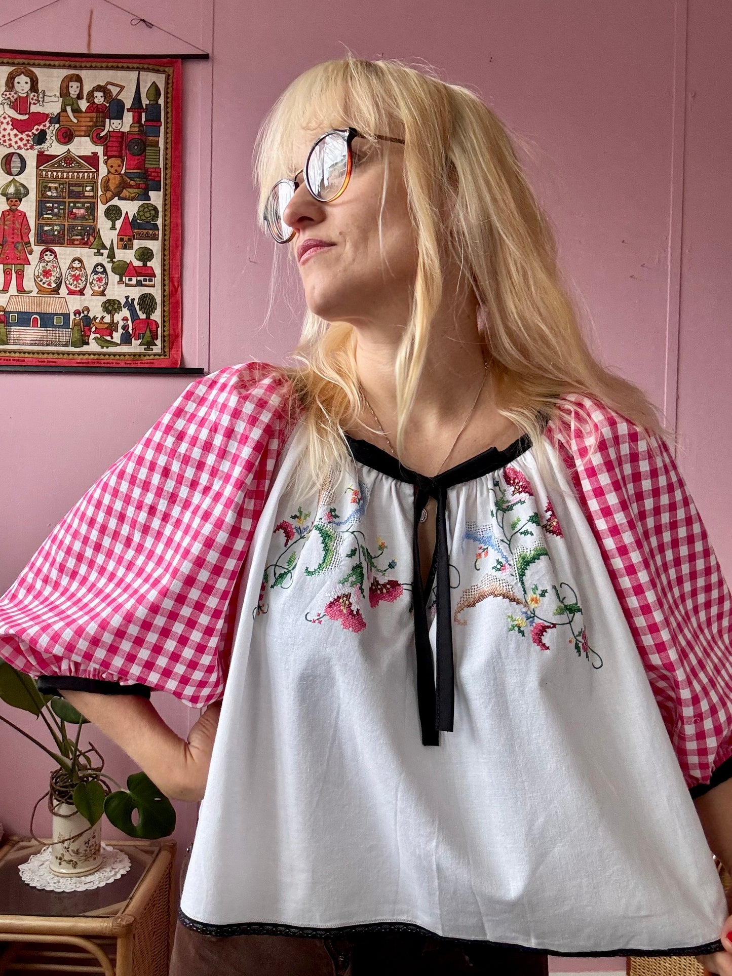 Embroidery blouse with gingham sleeves