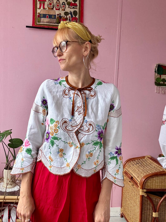 Blouse/light jacket with embroidery