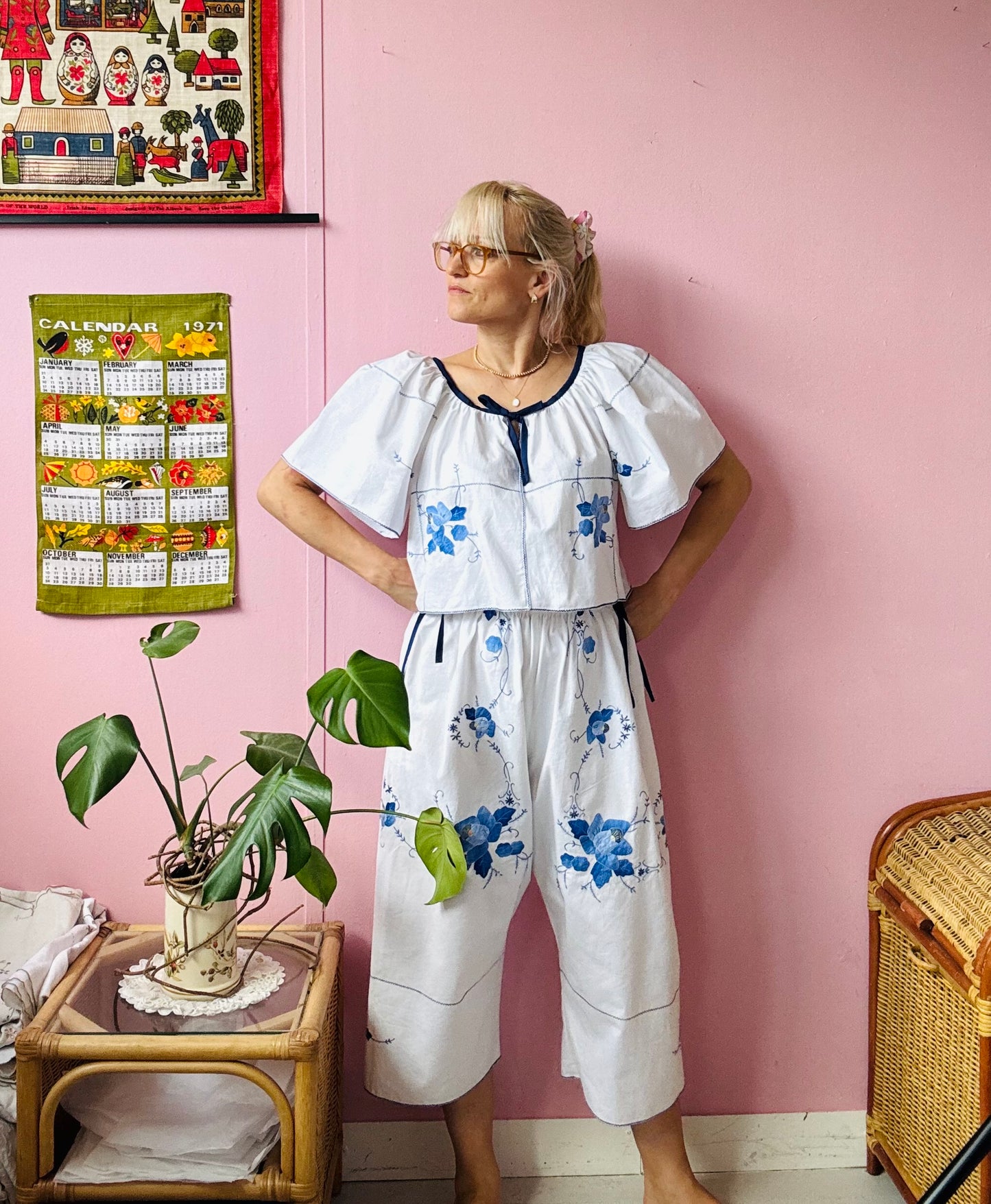 White/blue trousers set