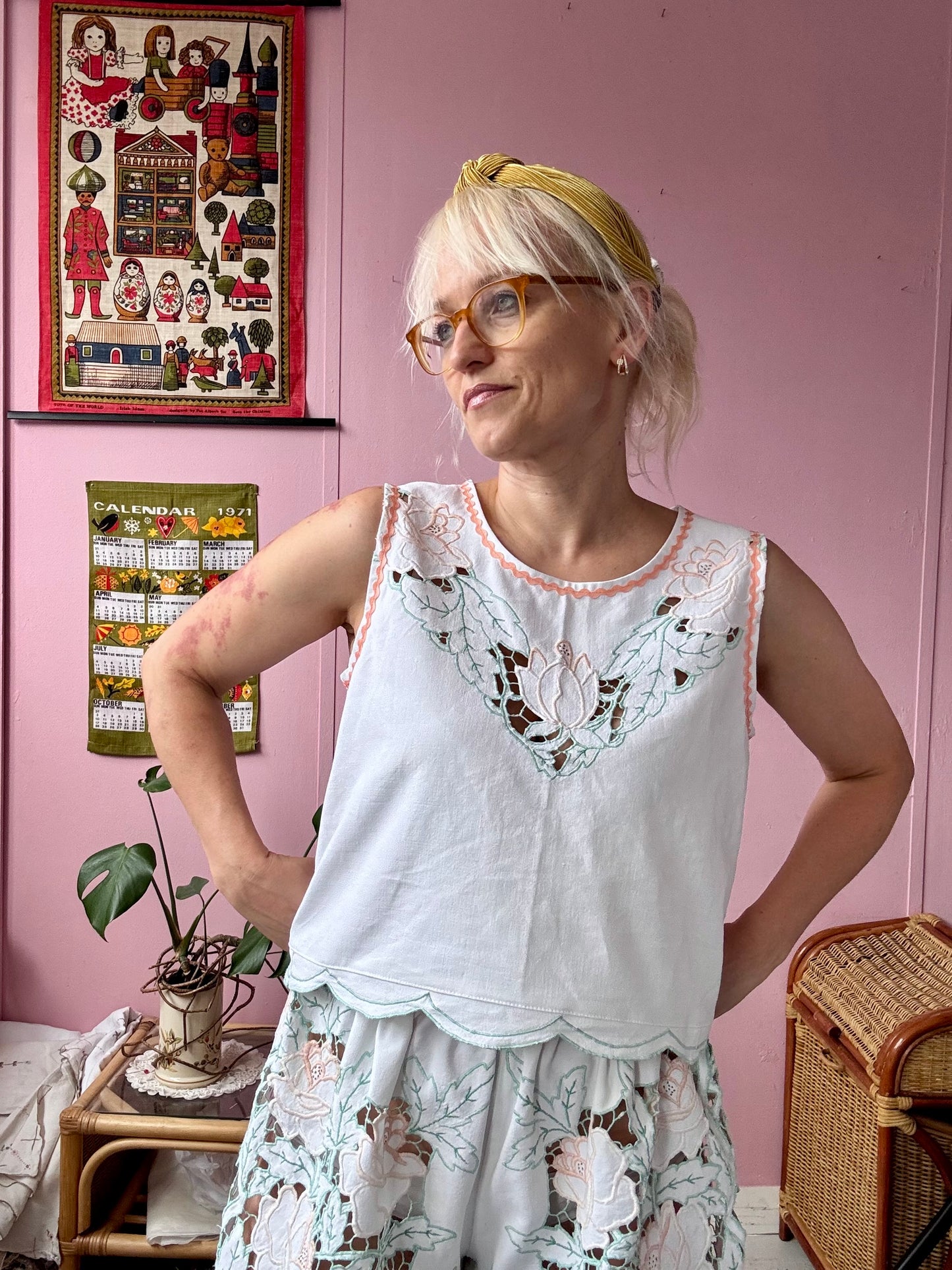 Cut out embroidery shorts set